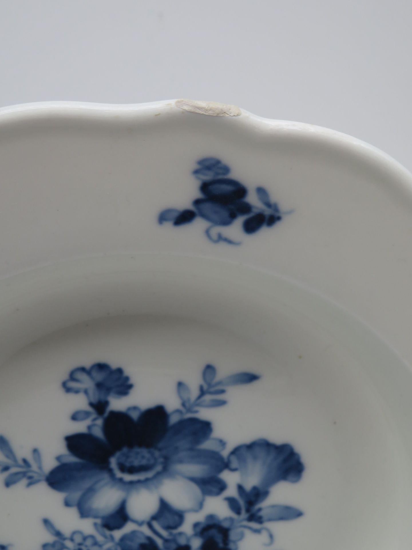 Tiefer Teller, Meissen, Blaue Blume mit Insekten,  Weißporzellan mit blauer Bemalung von Blumen und - Bild 2 aus 3