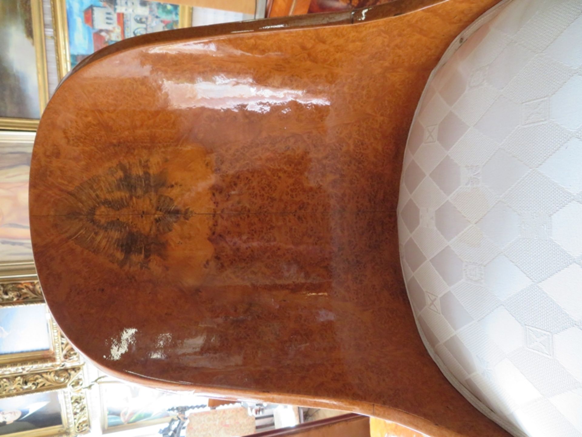 6 Stühle im Stil des Art Déco, Nussbaum mit feinem Wurzelholz-Spiegelfurnier, beigefarbener Stoffbe - Bild 3 aus 4