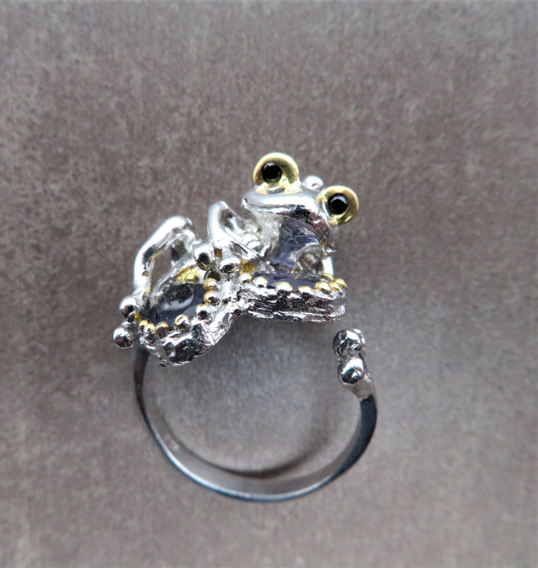 Humoristischer Unikat Ring, liegender Frosch 2 facettierte Saphire umfassend, Silber 925/000, gepun - Image 2 of 2