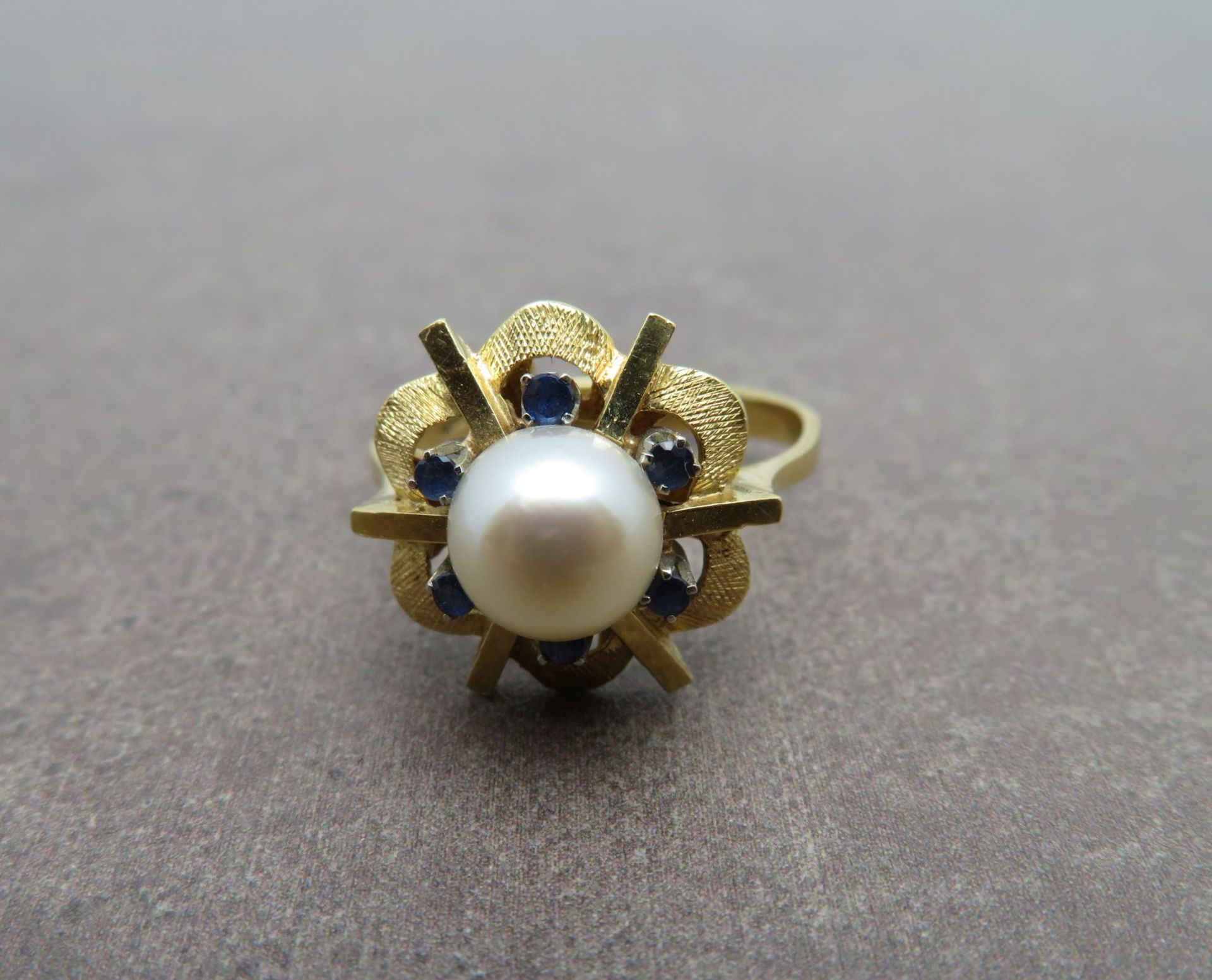 Entourage Ring, Blütenform, Perle, 6 facettierte Saphire, Gelbgold 750/000, gepunzt, 4,82 g, Ringko