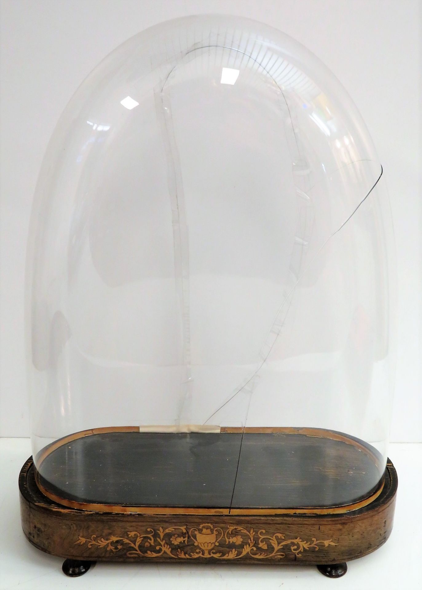 Glasstulpe, 19. Jahrhundert, Standfuß eingelegtes Edelholz, Glas besch., 51 x 40 x 18 cm.