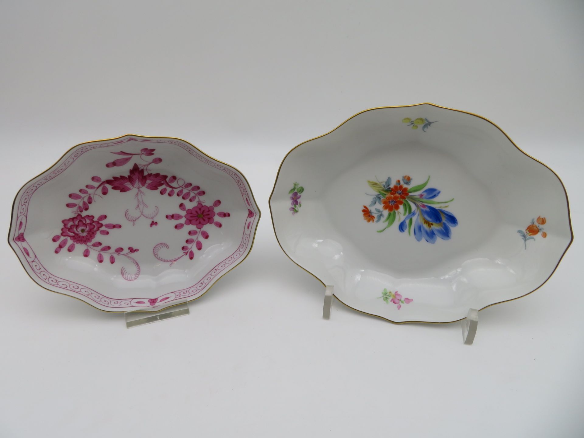 2 diverse Schalen, Meissen, Weißporzellan mit Indianischer Blume in Purpur sowie polychromer Blumen