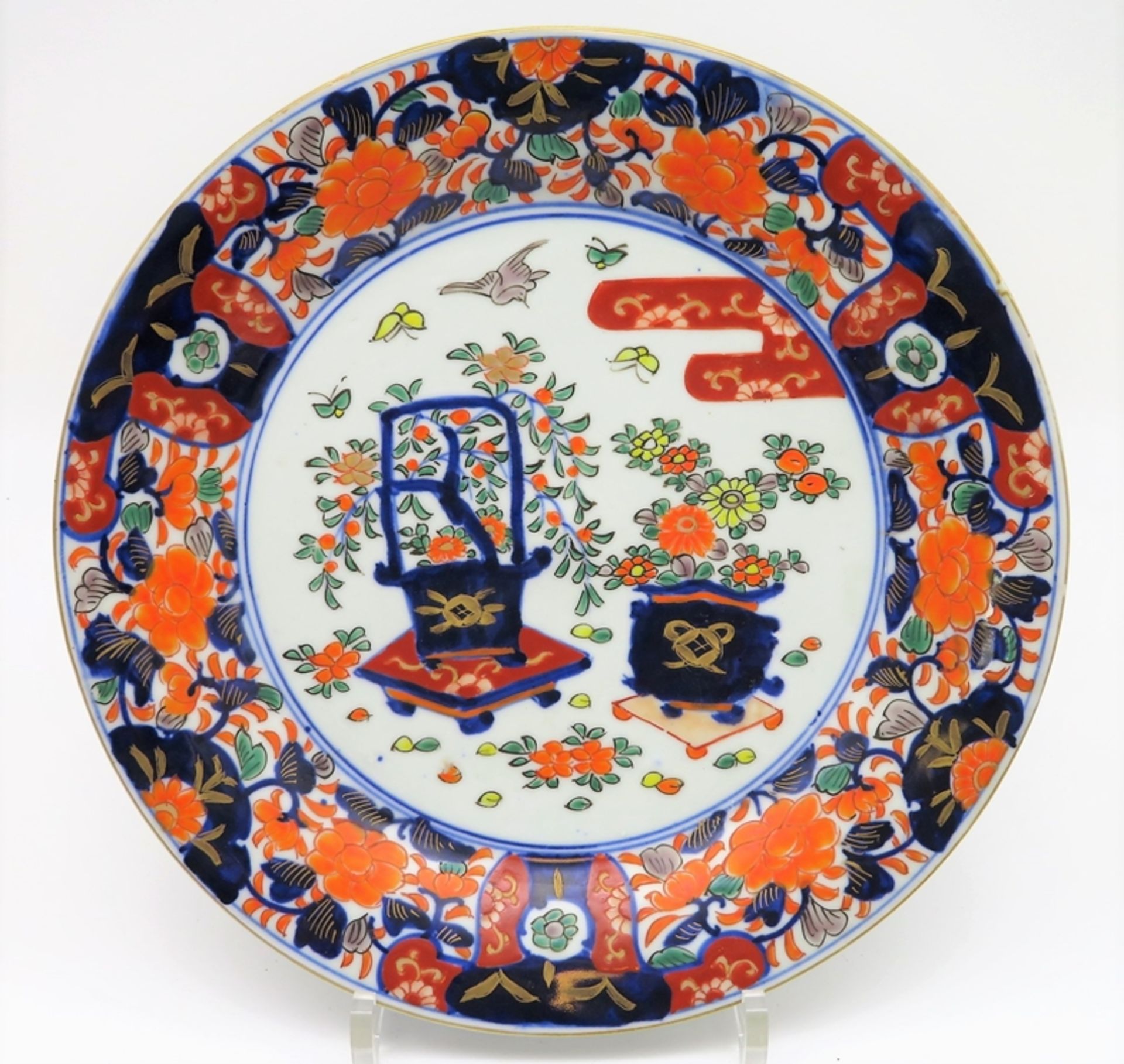 Teller, Japan, Imari, um 1900, Weißporzellan mit polychromer Bemalung, h 4 cm, d 27,5 cm.