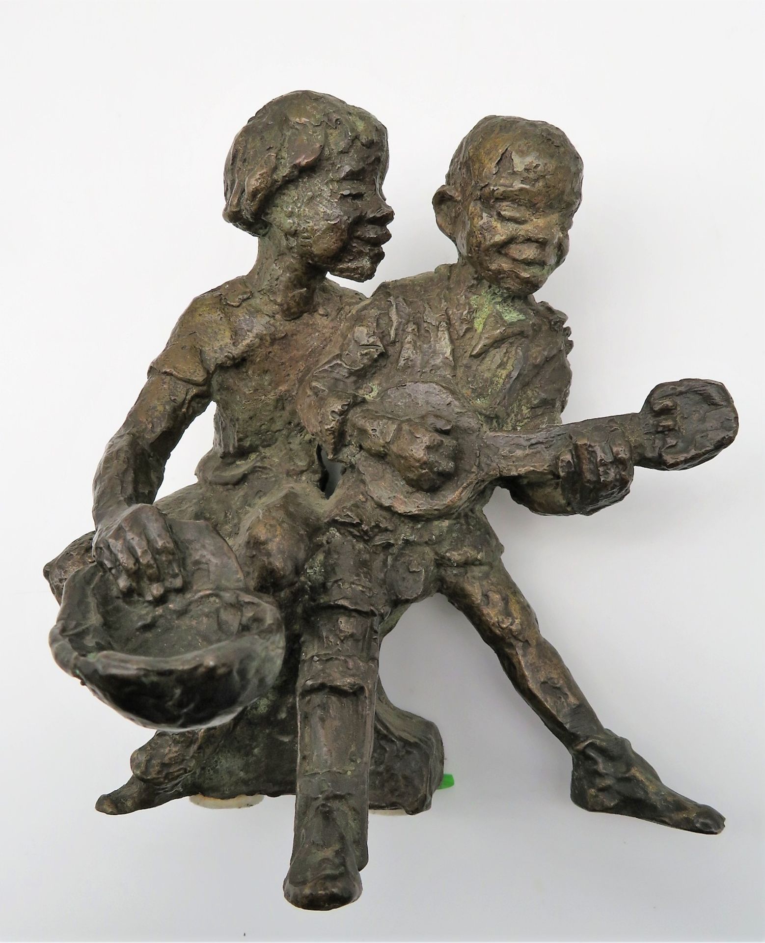 Unleserlich signiert, Zwei Straßenmusikanten, Bronze, 17 x 14 x 11 cm. - Bild 2 aus 2