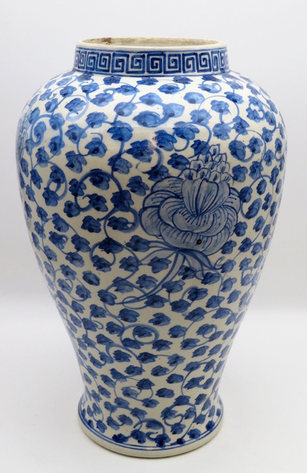 Vase, China, Weißporzellan mit blauer, floraler Bemalung, Loch im Boden (wohl vorgesehen für Tischl