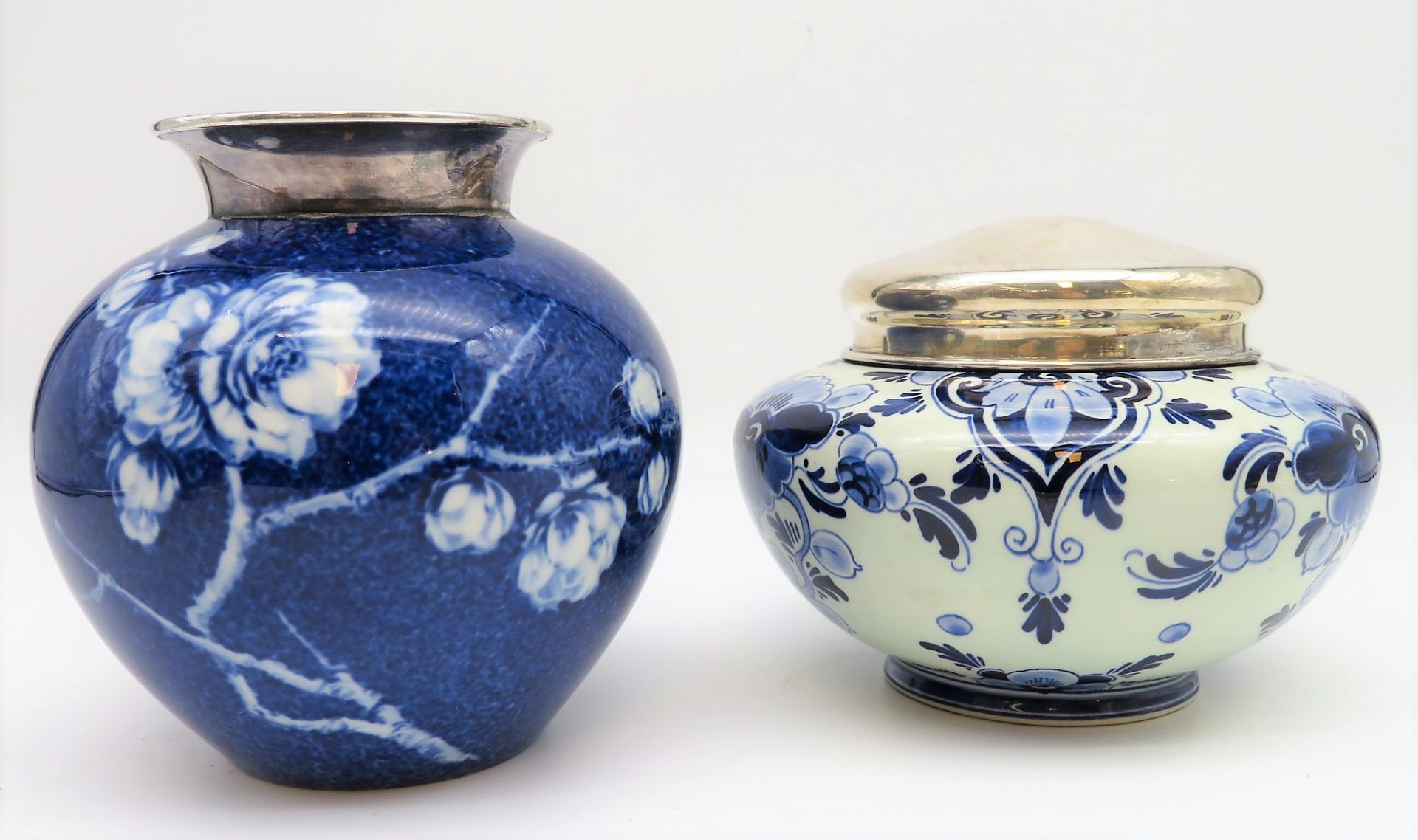 Vase und Deckeldose, Rosenthal und Delft, Montur und Deckel Silber 830/000, gepunzt, h 12,5/10,5 cm