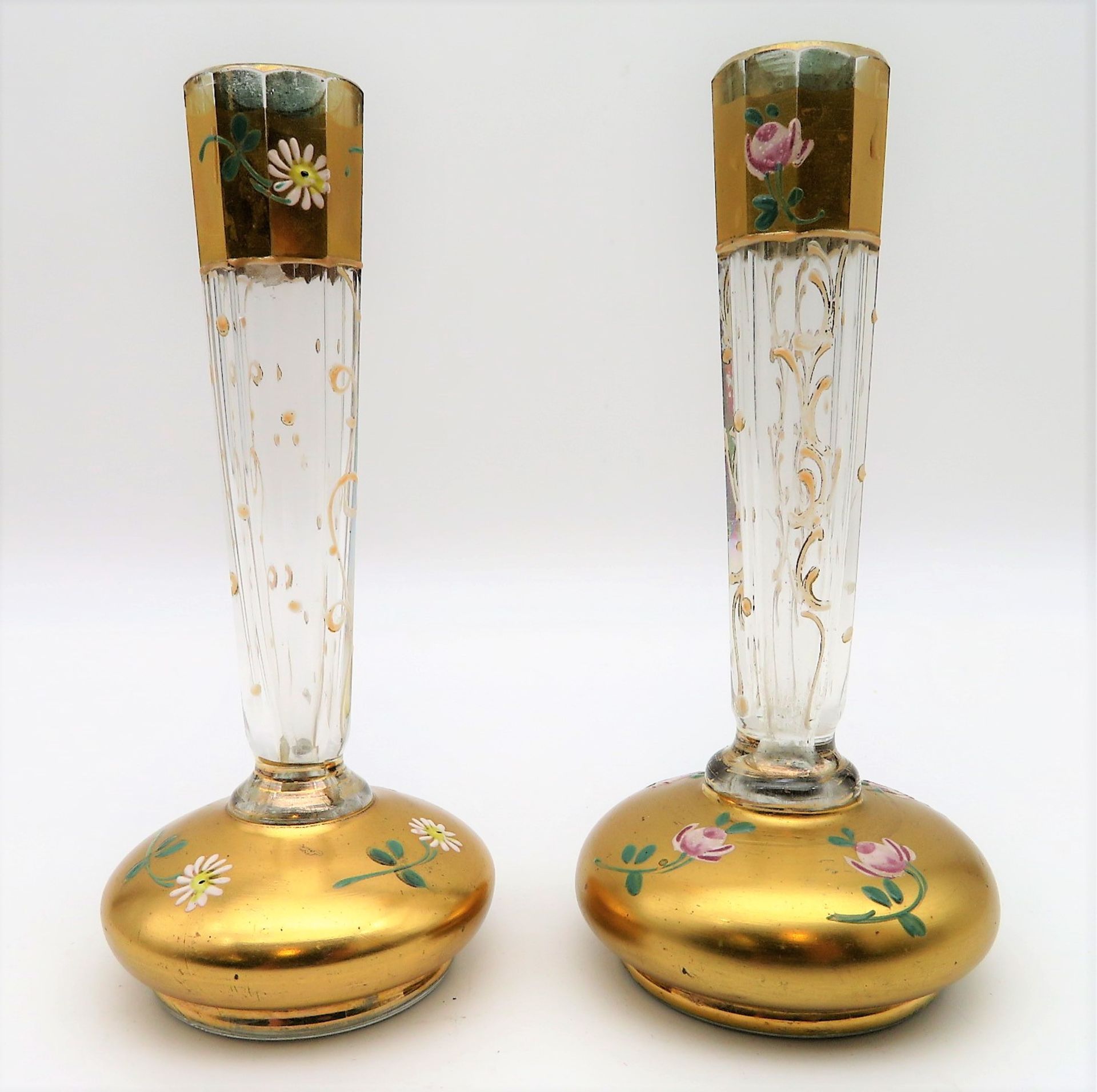 2 Väschen, Böhmen, um 1900, farbloses Glas mit polychromer und Goldbemalung, h 12,5 cm, d 6 cm.
