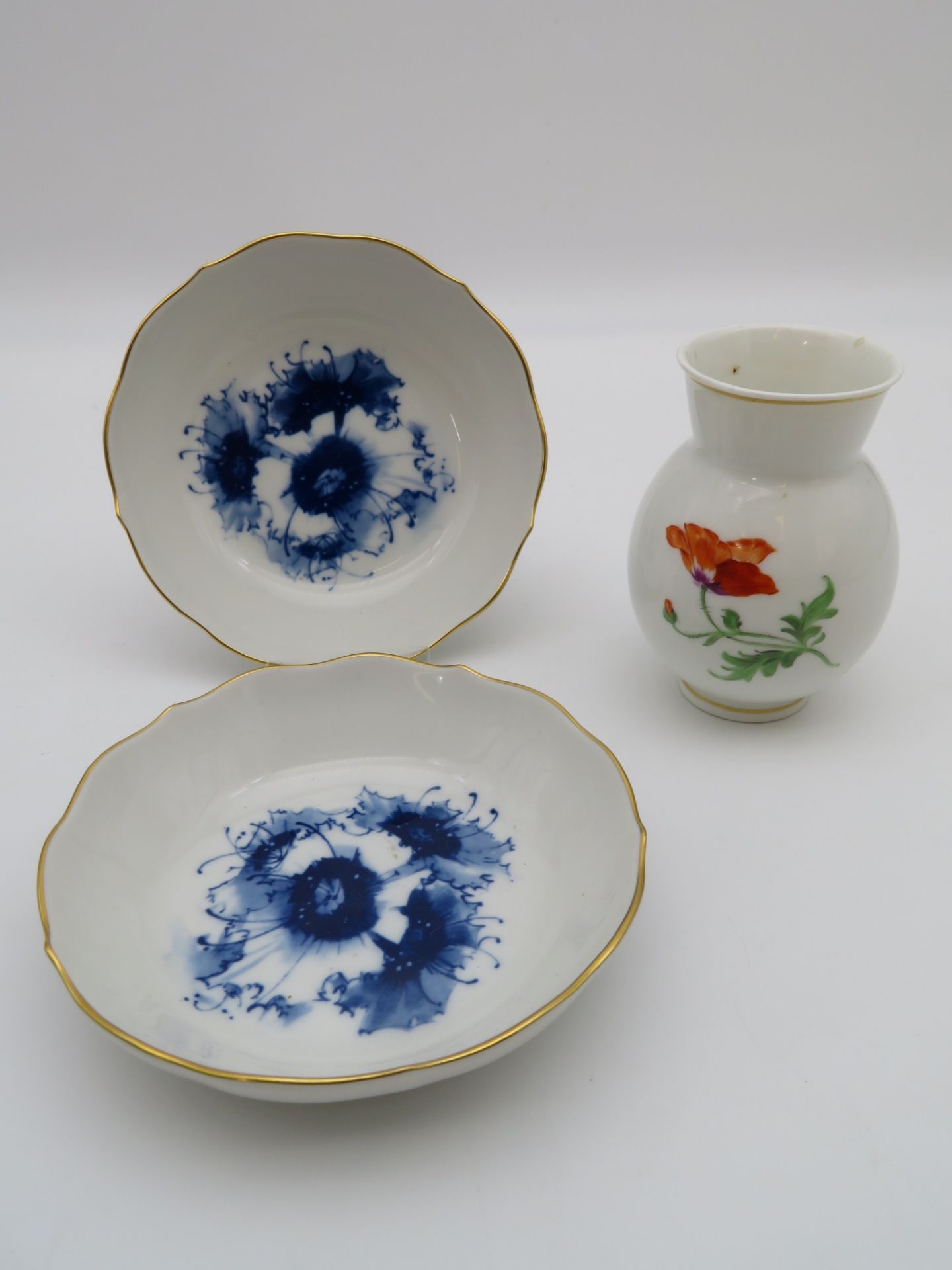 2 Schälchen und Väschen, Meissen; Schälchen, Blaue Blume, Weißporzellan mit blauem, floralem Dekor,