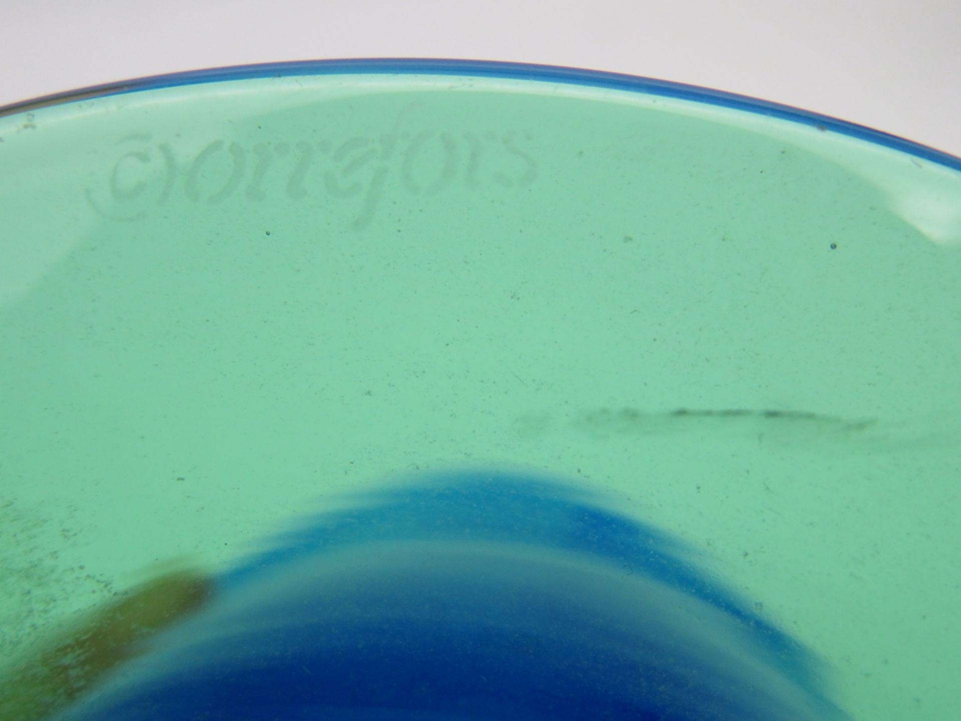 Design Vase, Schweden, Orrefors, blaue Kuppa auf grünem Standfuss, sign., h 19 cm, d 15 cm. - Bild 2 aus 2