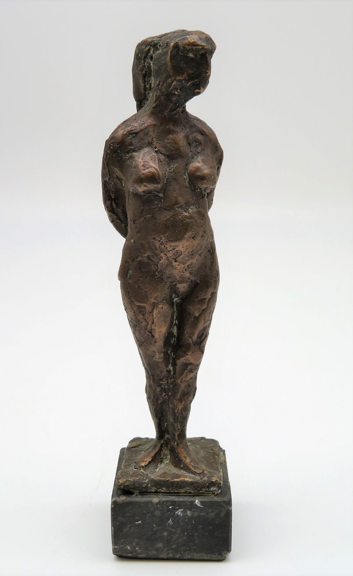 Unbekannt, Mitte 20. Jahrhundert, Stehender, weiblicher Akt, Bronze, Marmorsockel, h 15 cm, d 4 cm.