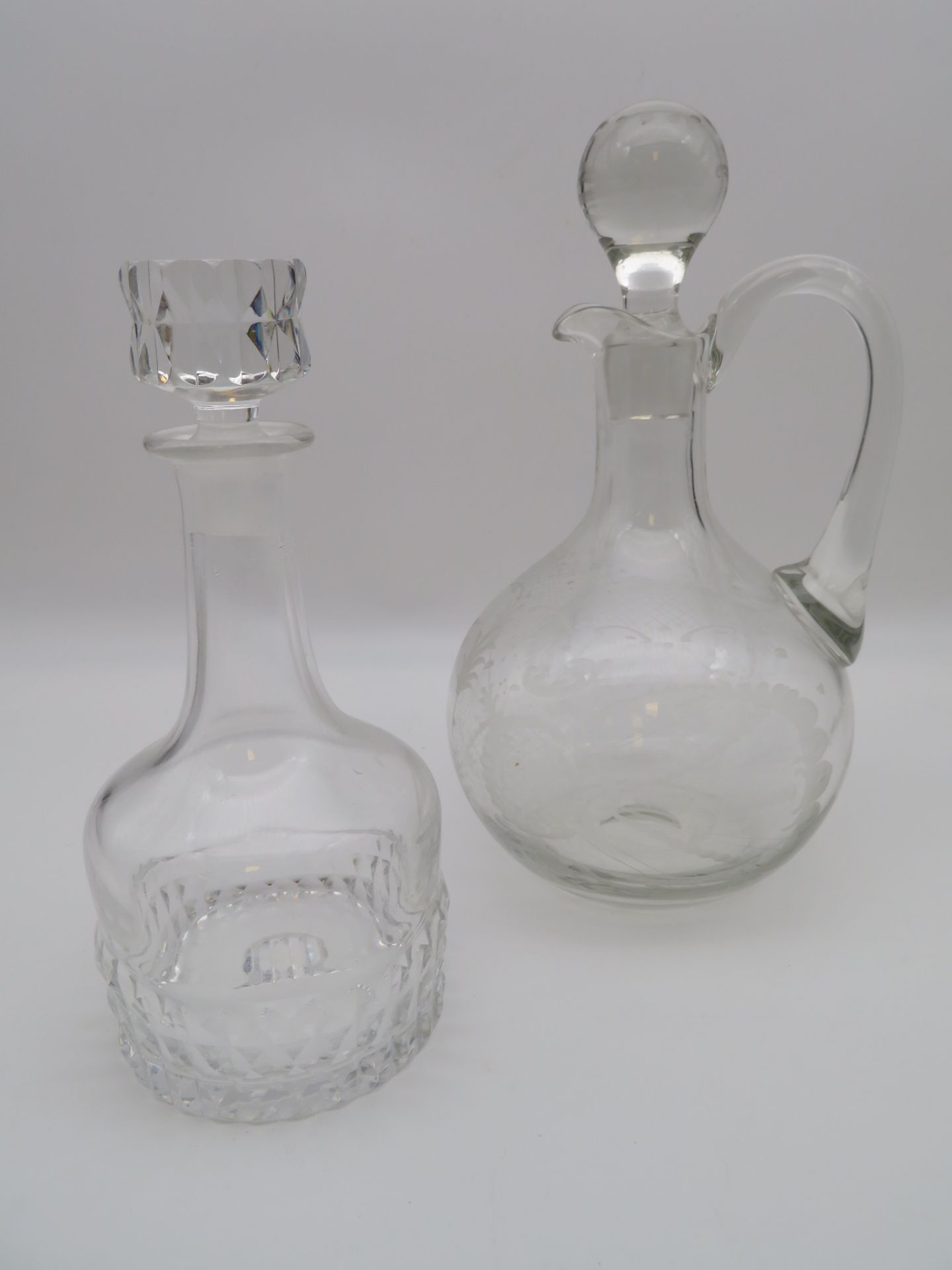 2 diverse Karaffen, farbloses Glas geschliffen, h 22,5/27,5 cm.