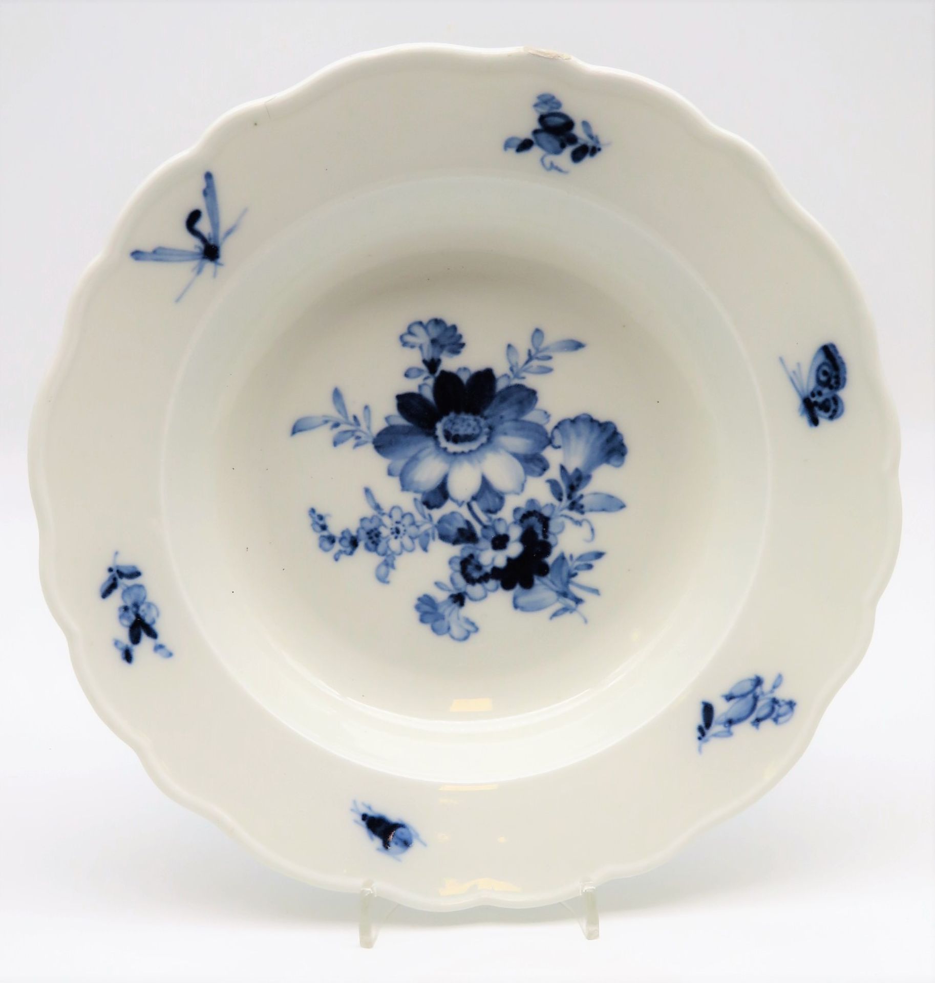 Tiefer Teller, Meissen, Blaue Blume mit Insekten,  Weißporzellan mit blauer Bemalung von Blumen und