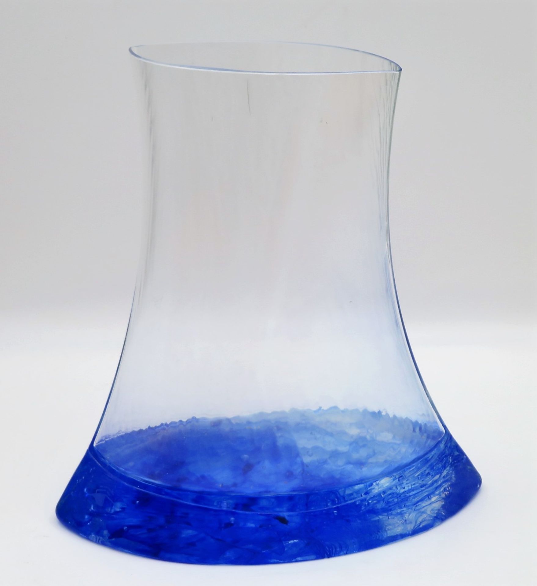 Designer Vase, 1970/80er Jahre, in sich gedrehte Ellipsenform, gewelltes, bläuliches Glas, schwerer