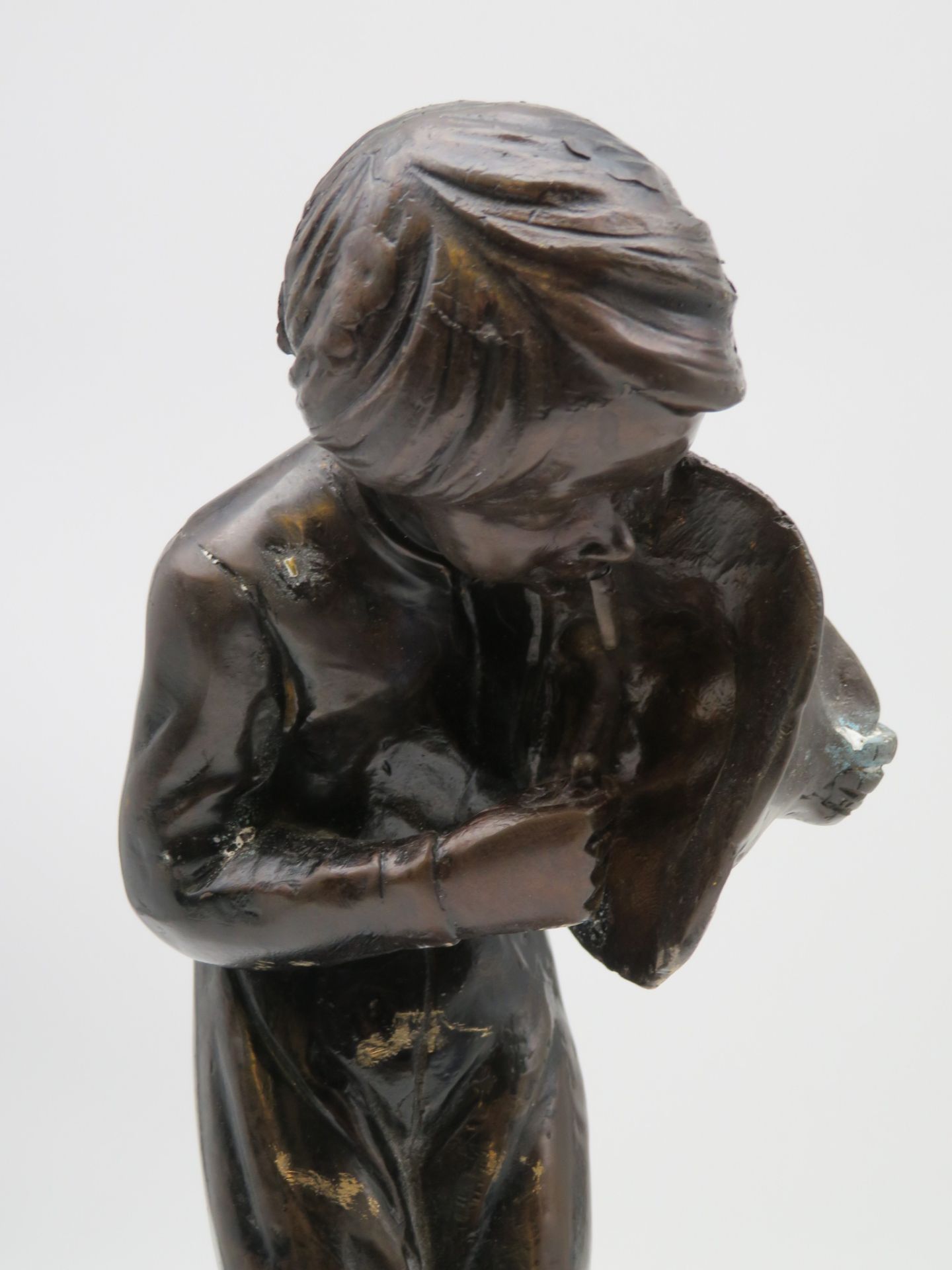 Unbekannt, nach Moreau, "Rauchender Junge im Wind", Bronze, Marmorsockel, h 34 cm, d 11 cm. - Bild 2 aus 2