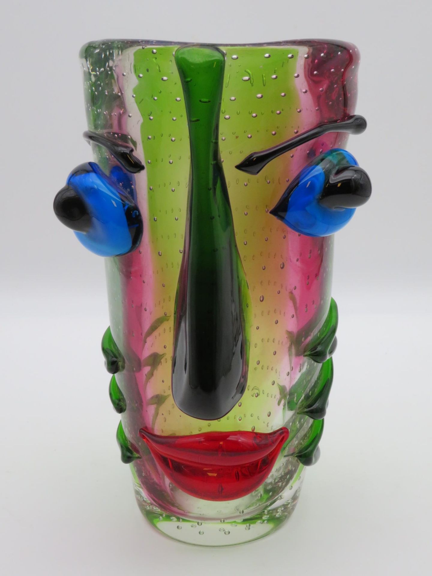 Designer Vase in Form eines Gesichts, wohl Italien, Murano, farbiges Glas mit eingeschmolzenen Luft