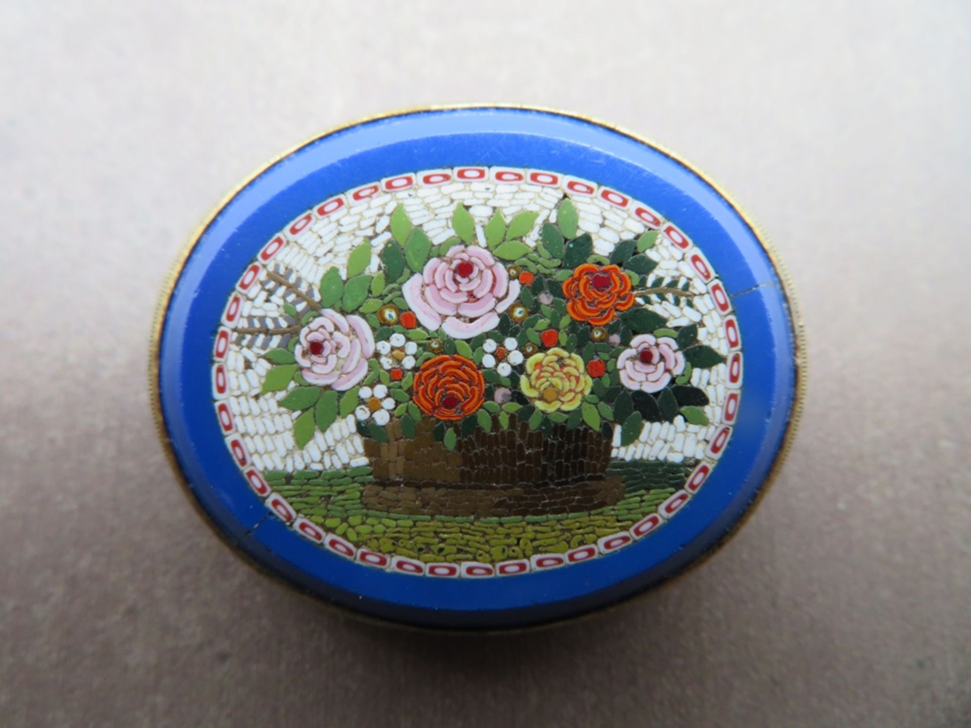 Schöne Brosche, Italien, 19. Jahrhundert, Pietra Dura (Mikromosaik), 8-karätige Goldfassung, 13,8 g