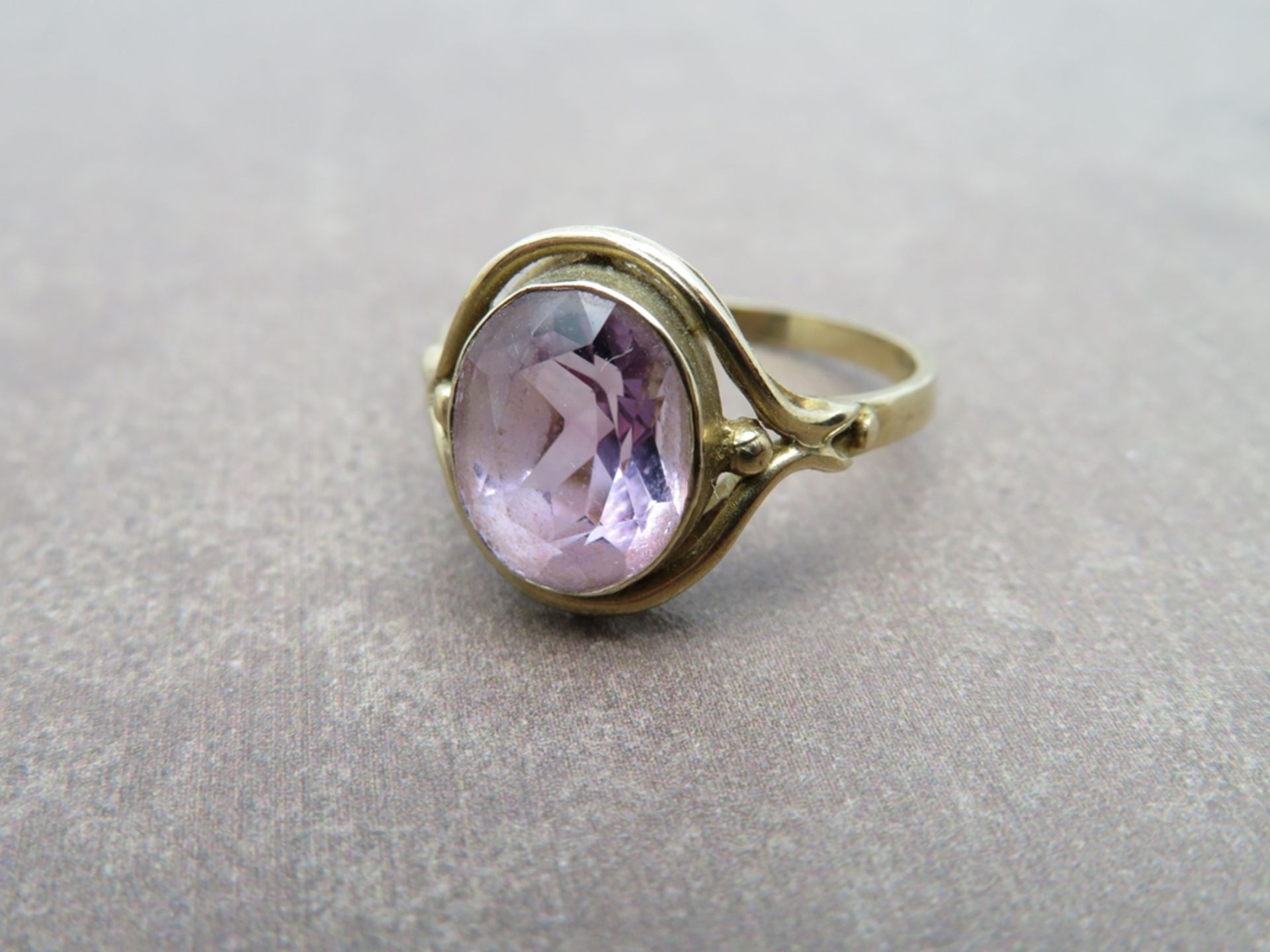 Damenring, facettierter Amethyst, 1940er Jahre, Ovalschliff, Gelbgold 333/000, gepunzt, 2,4 g, durc