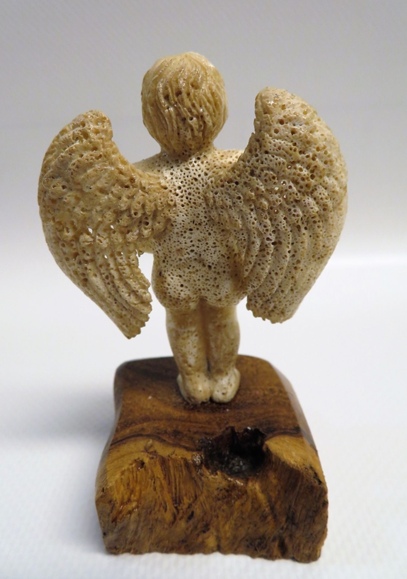 Stehender, geflügelter Putto, Horn geschnitzt, seinen "Lulumann" haltend", Holzsockel (h 2 cm), 6,5 - Bild 2 aus 2
