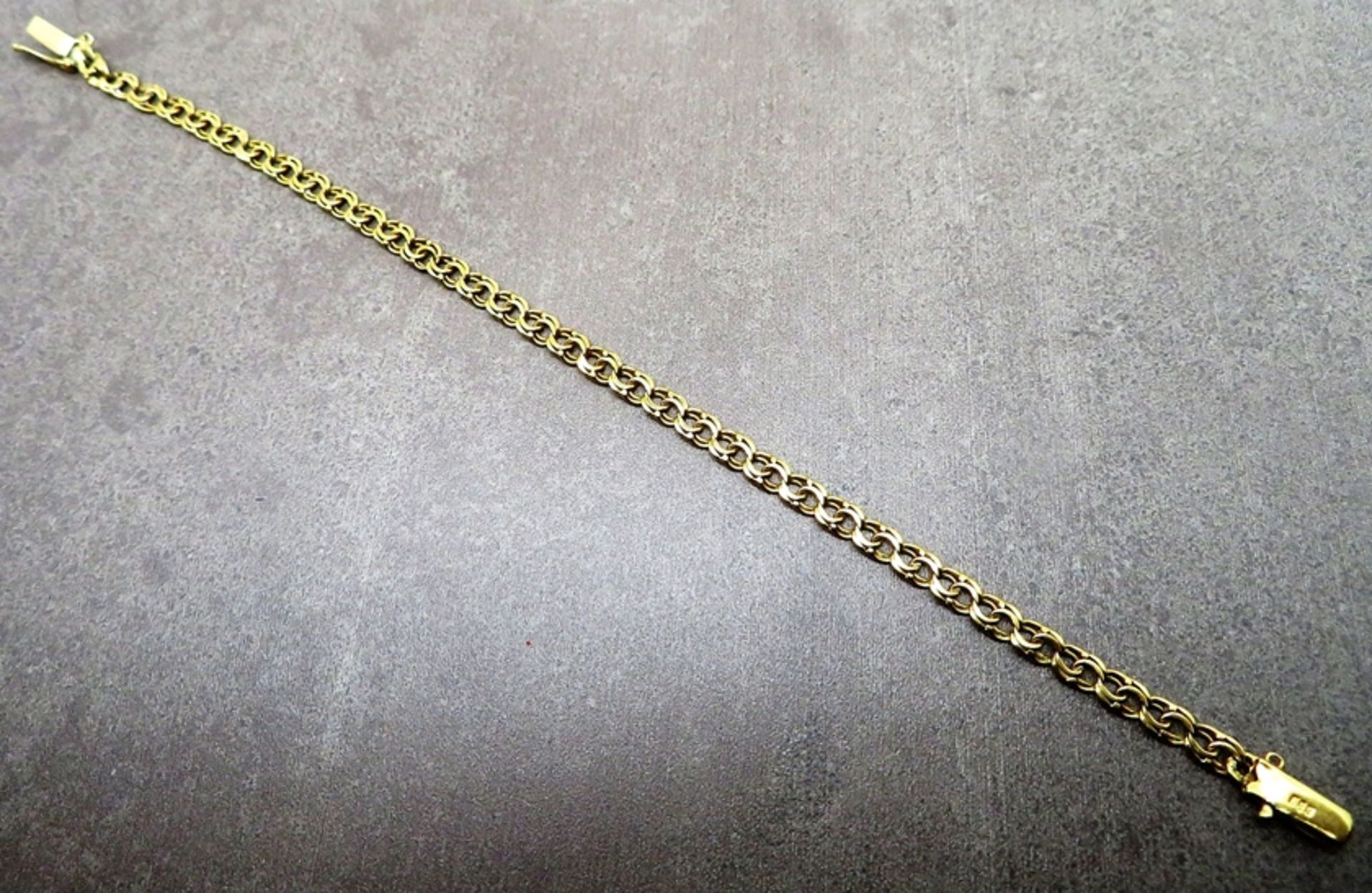 Filigranes Armband, Gelbgold 585/000, gepunzt, 4,1 g,  l 17,5 cm, d 0,5 cm.