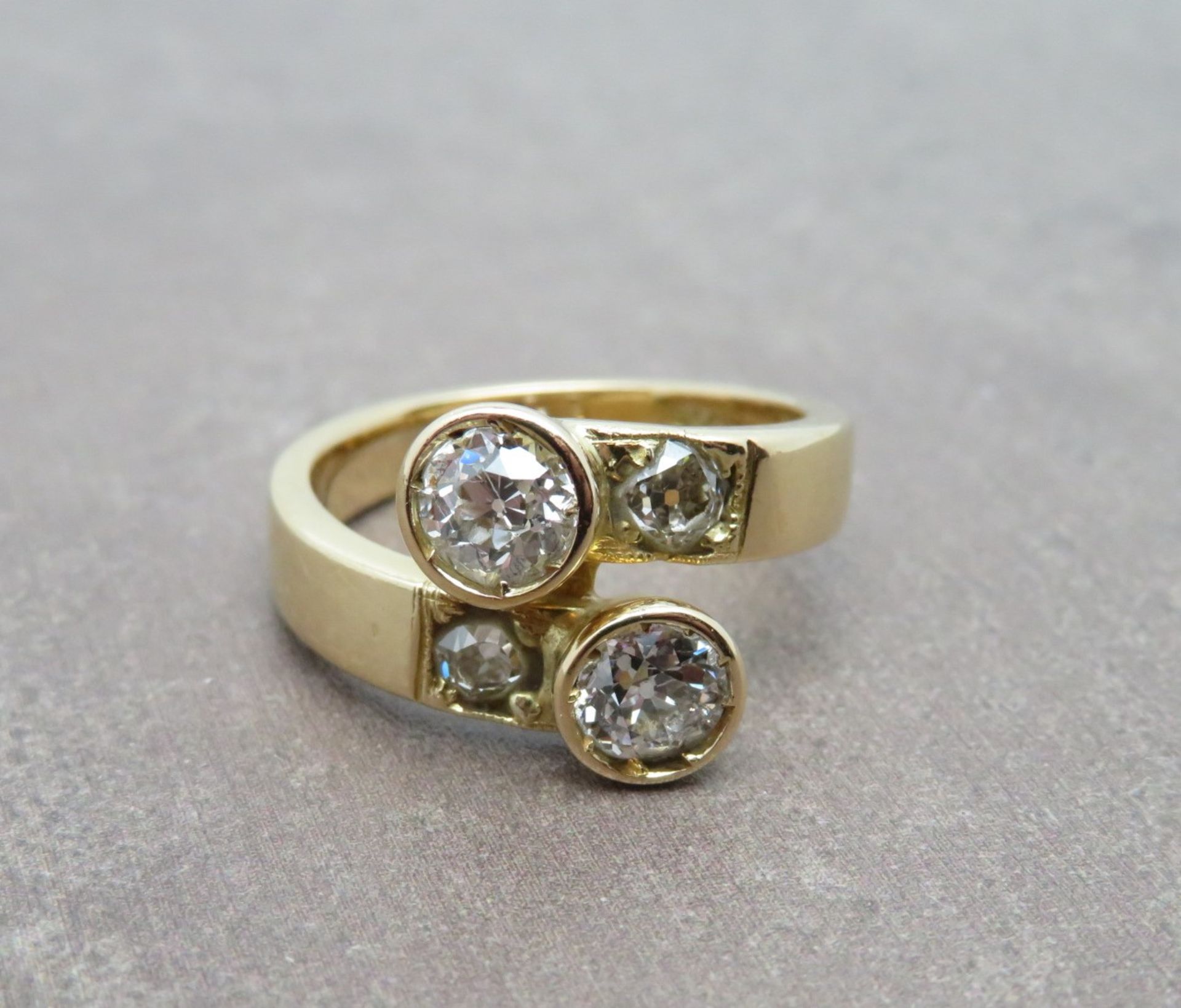 Toi-et-Moi-Ring, 2 Altschliffdiamanten, zus.ca. 0,50 ct, seitlich 2 Altschliffdiamanten, zus.ca. 0, - Image 2 of 2