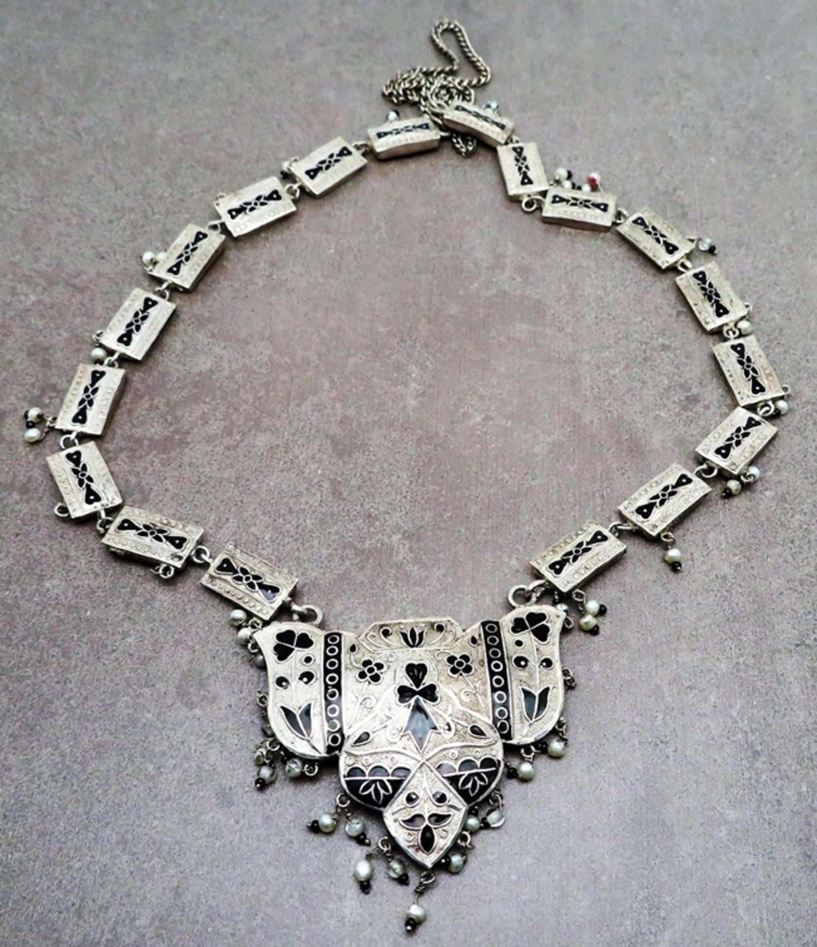 Collier, Silber mit feiner schwarzer Emaillierung, Saatperlenbesatz, 39 g, Mittelstück 5 x 6 cm, l - Image 2 of 2