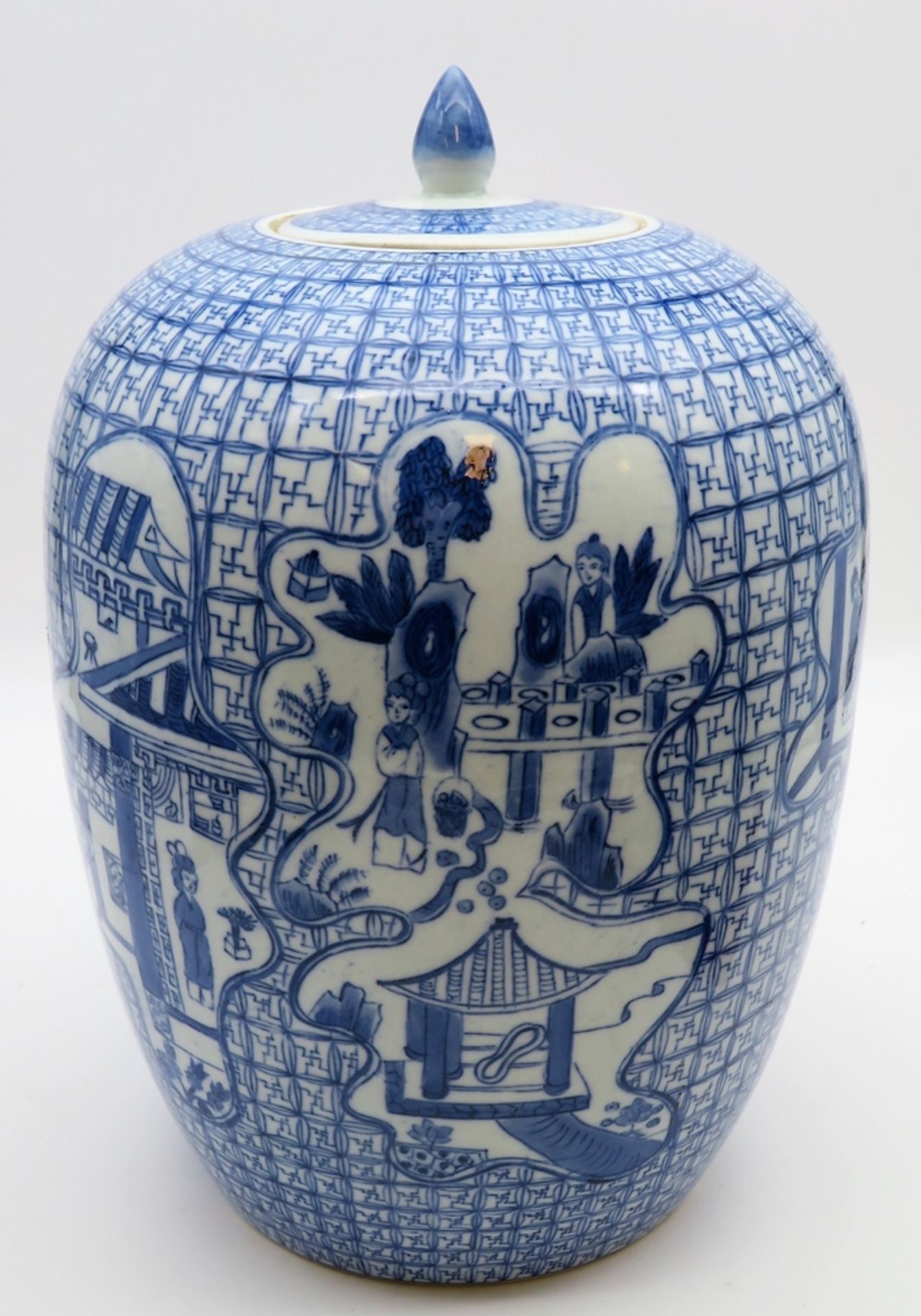 Deckelvase, China, Weißporzellan mit blauer Bemalung von Palastszenen, h 33 cm, d 22 cm.