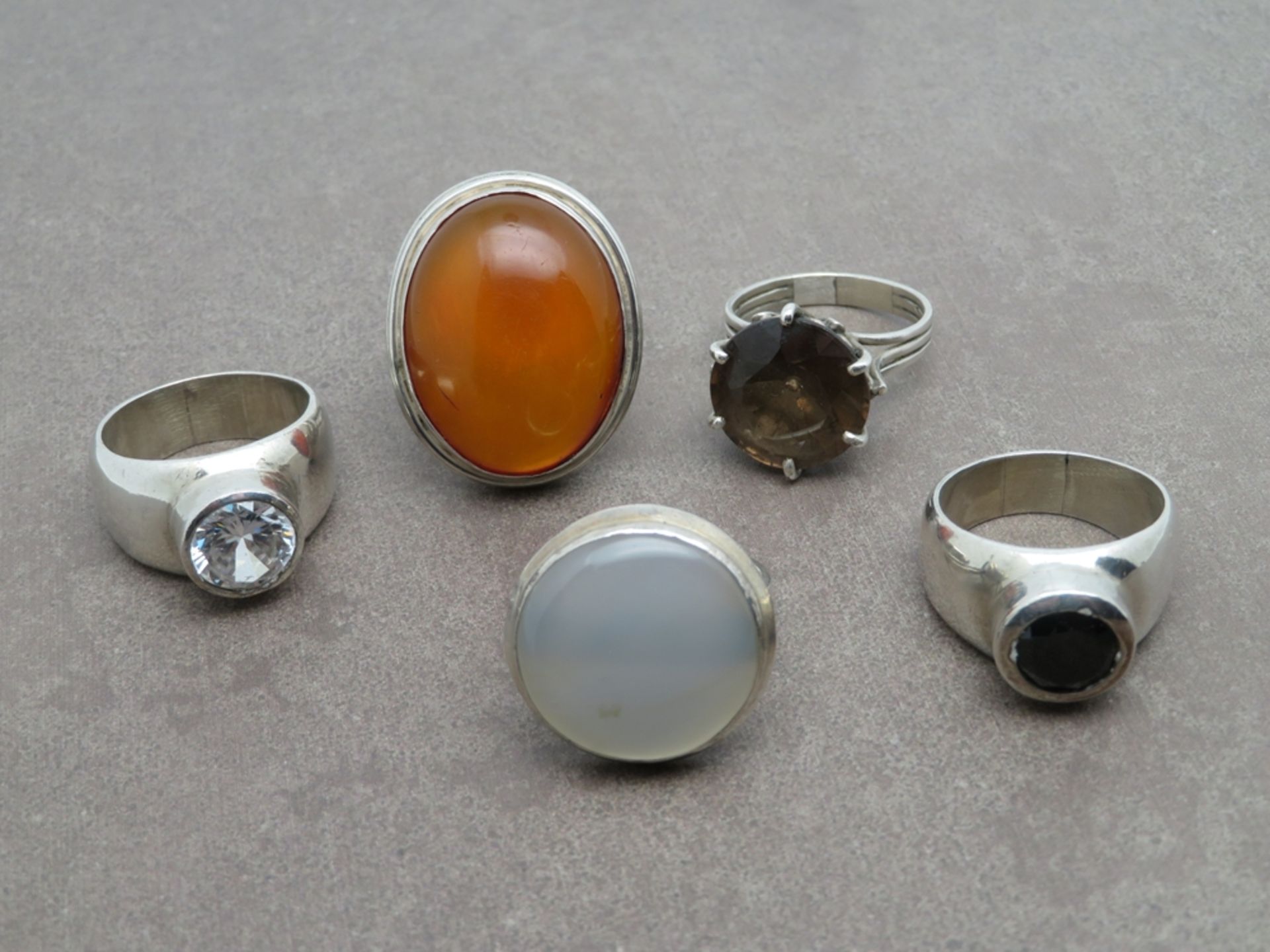 5 diverse Ringe, u.a. Rauchtopas-, Bernstein- und Mondsteinbesatz, Sterlingsilber 925/000, gepunzt,