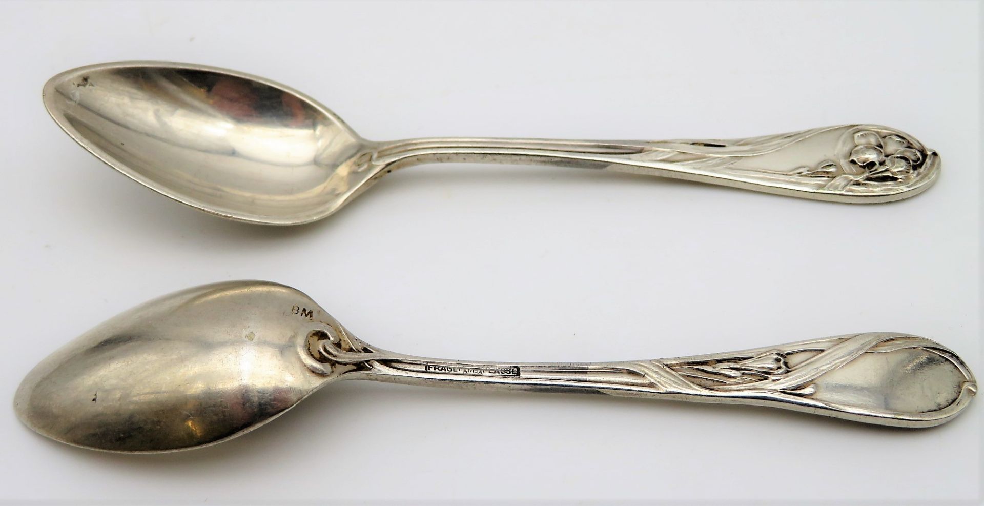 2 Löffel, Jugendstil, Frankreich, um 1900, versilbert, l 11,5 cm.