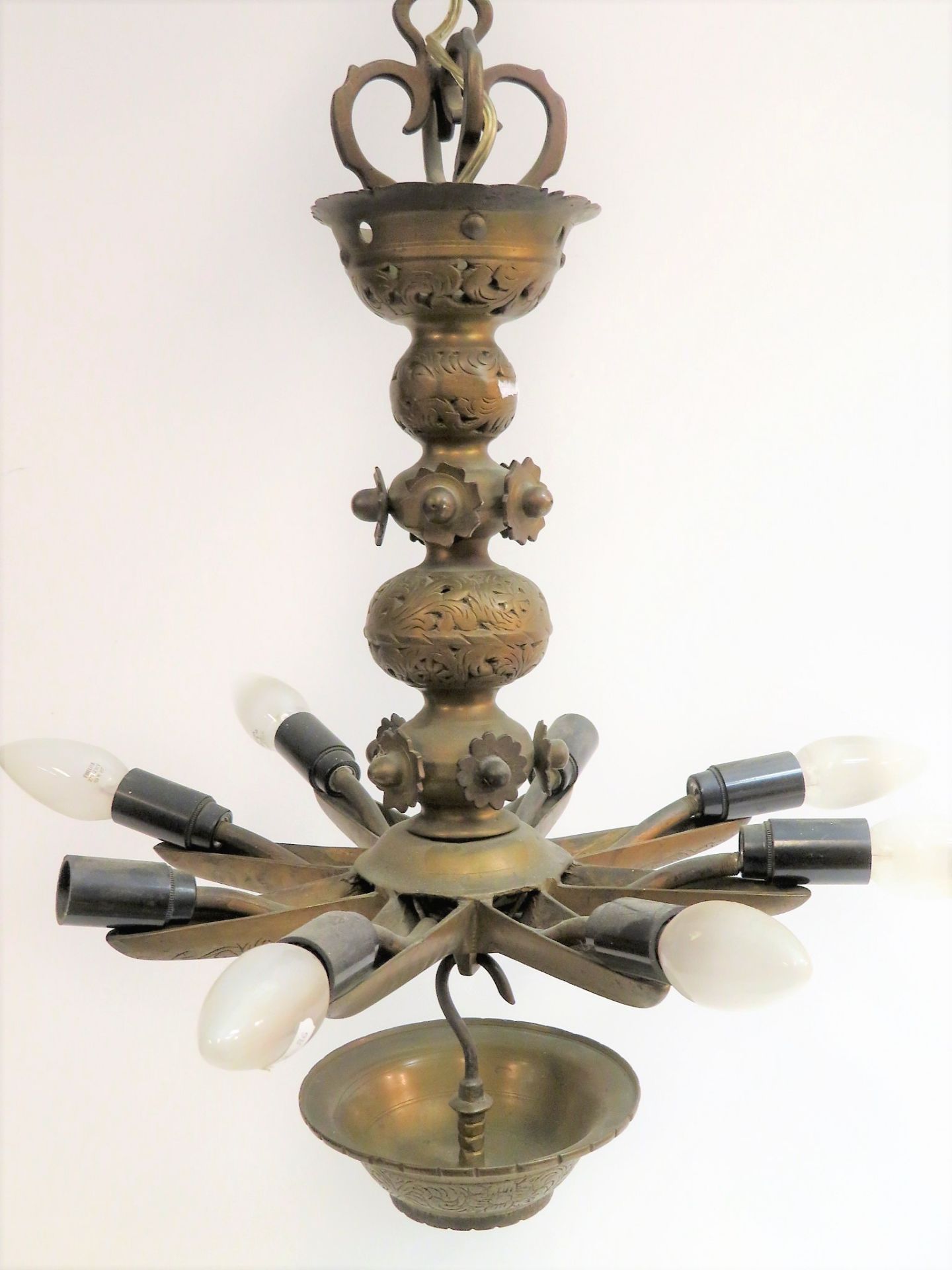 Judaica, Antike Sabbatlampe, 19. Jahrhundert, 8-flammig, Bronze, elektrifiziert, h 45 cm, d 34 cm.