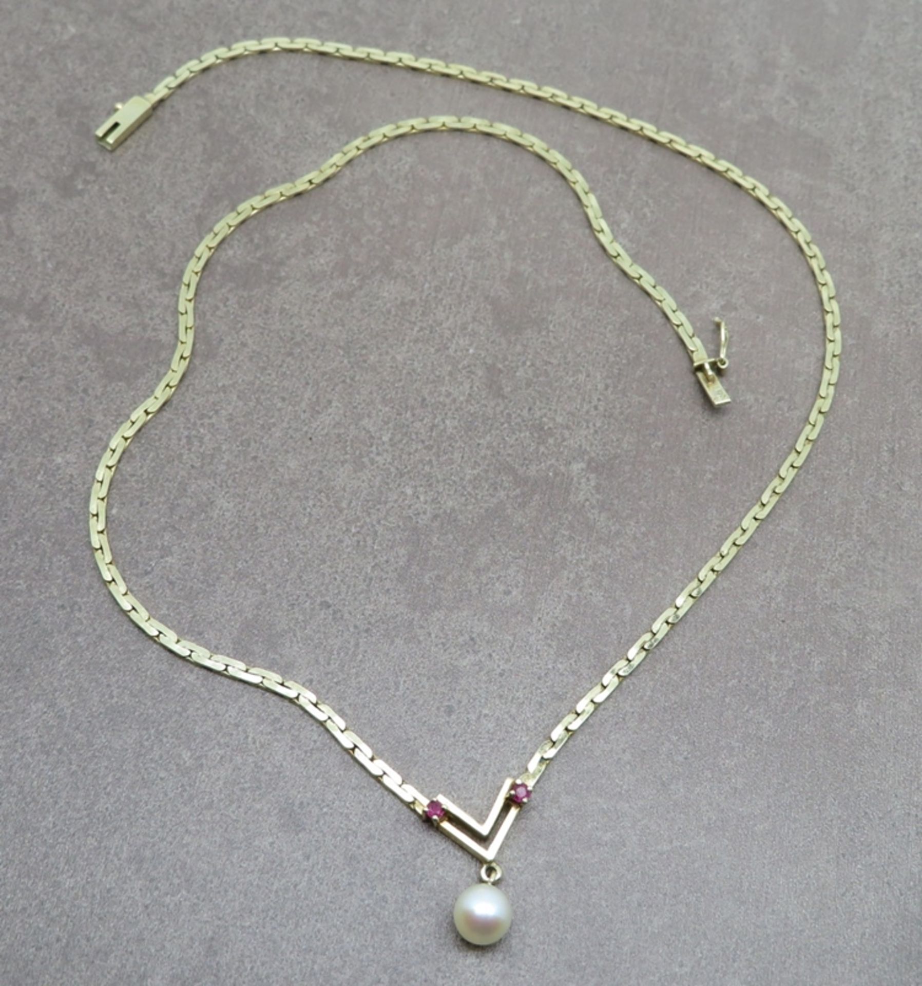 Collier, Ankerkette modifiziert, mittig mit V-förmigem, durchbrochen gearbeitetem Element, dieses b - Image 2 of 2