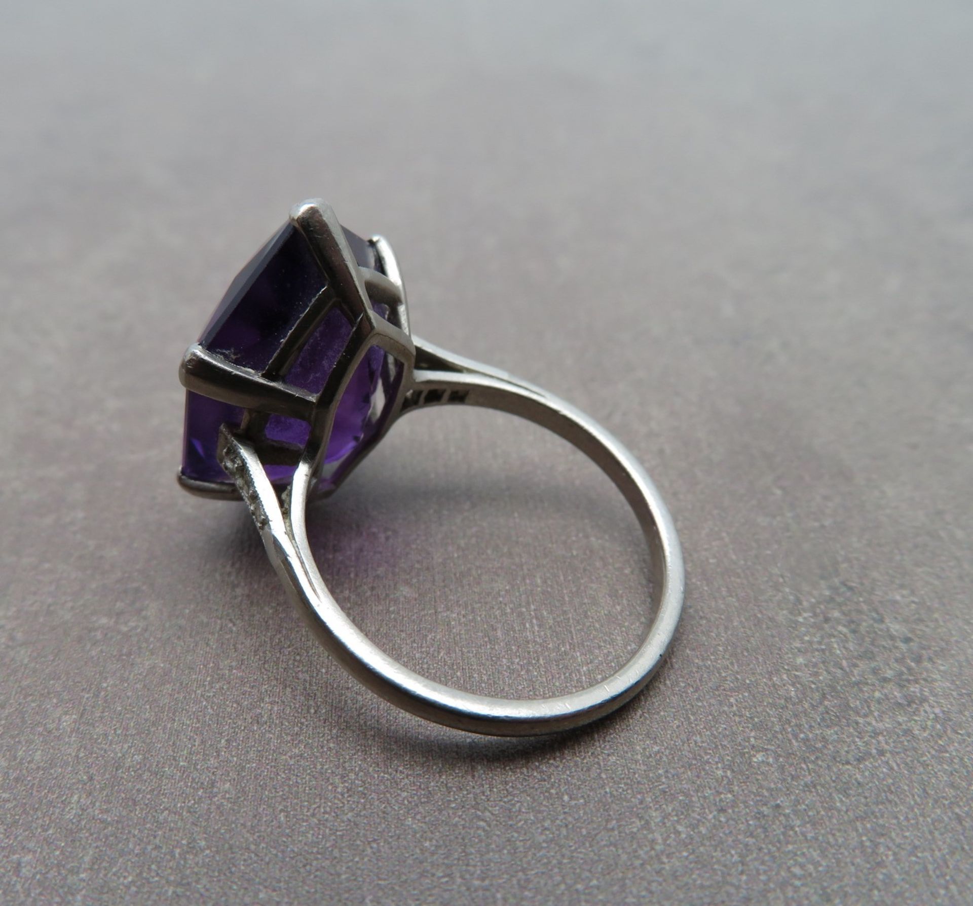 Extravaganter Damenring, Art déco, um 1910/20, facettierter Amethyst, Hexagon, Ringschiene seitlich - Image 2 of 2