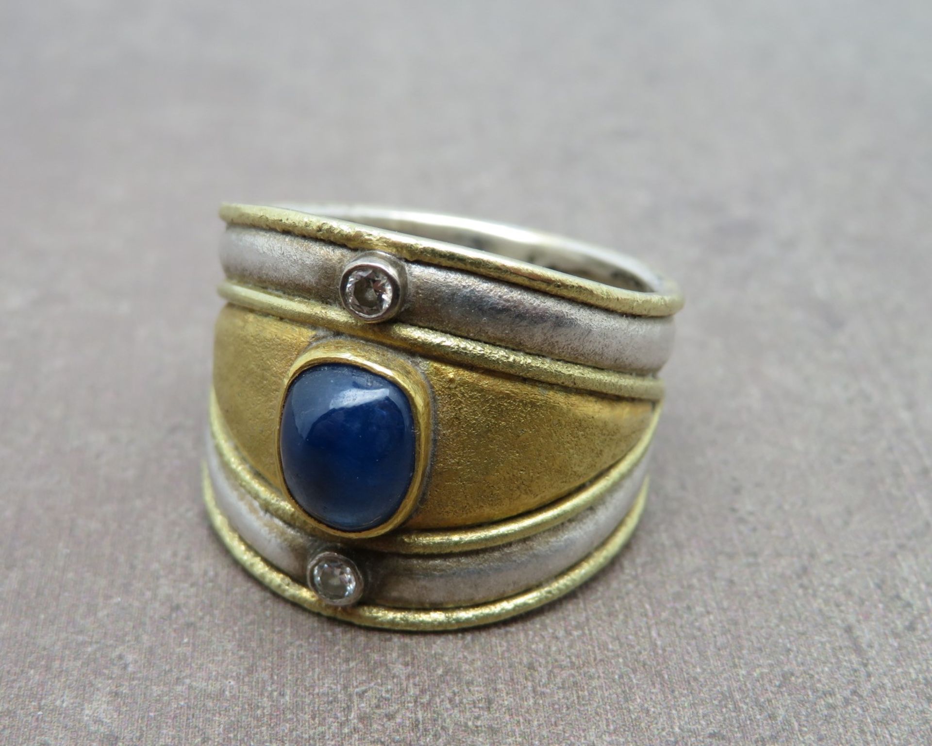 Designer Ring, Goldschmiede Winsauer Überlingen, Schauseite besetzt mit Saphir-Cabochon, 2 Brillant