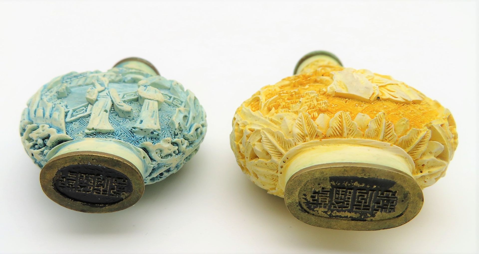 2 Snuffbottles, China, reich geschnitzt, Bodensignatur, h 6/7,5 cm. - Bild 2 aus 2