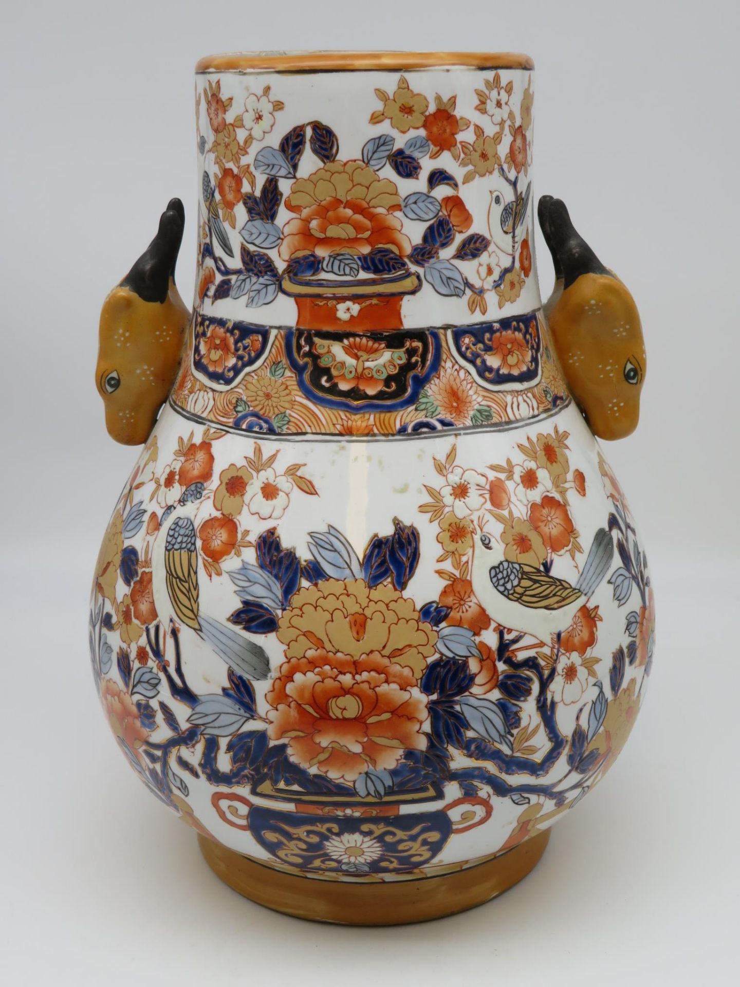 Vase, Japan, Imari, Weißporzellan mit polychromer Bemalung und Golddekorationen, Handhaben in Form