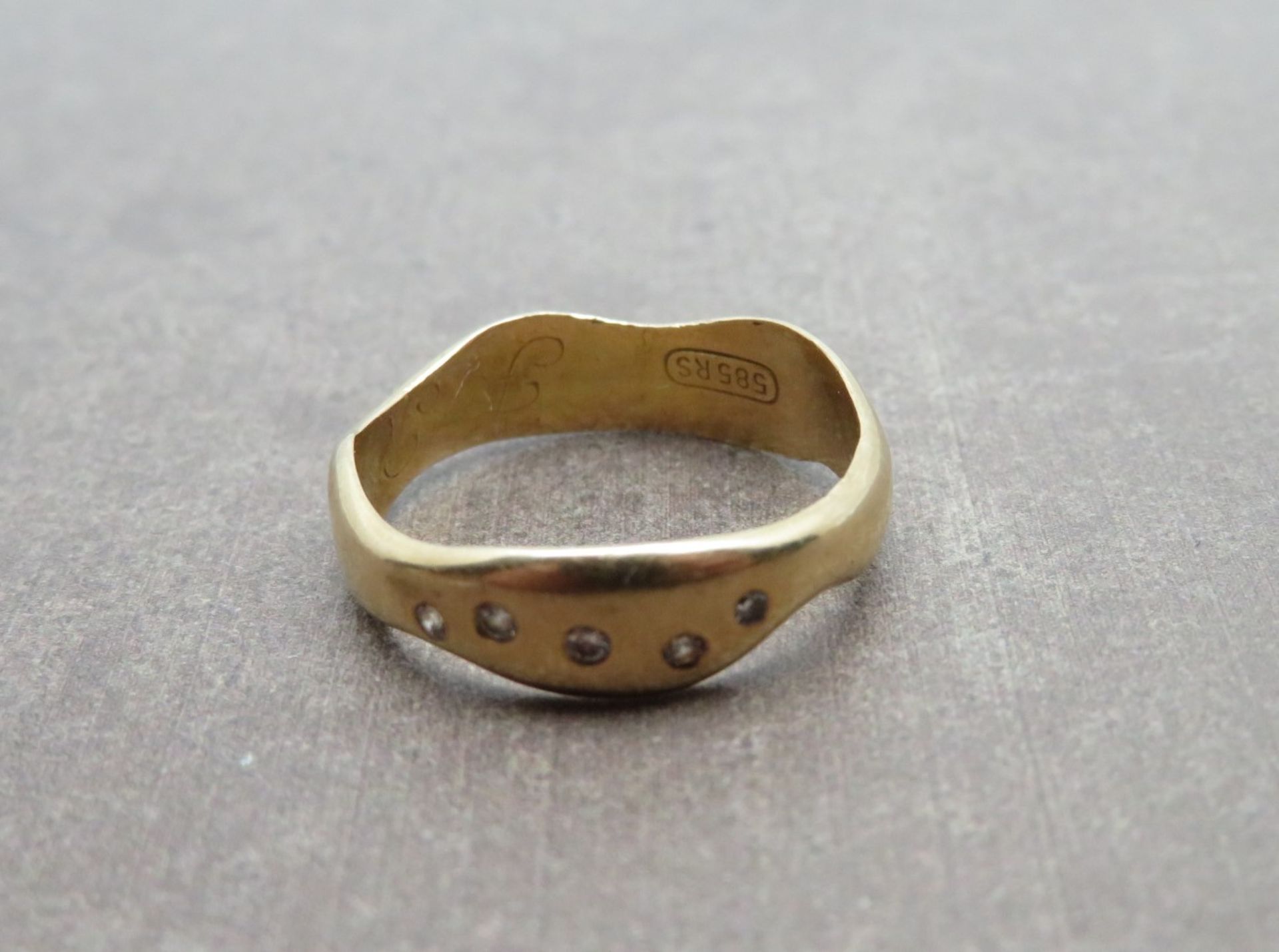 Designer Ring mit 5 Brillanten, zus.ca. 0,05 ct, Gelbgold 585/000, gepunzt, 2,65 g, Goldschmiedesig