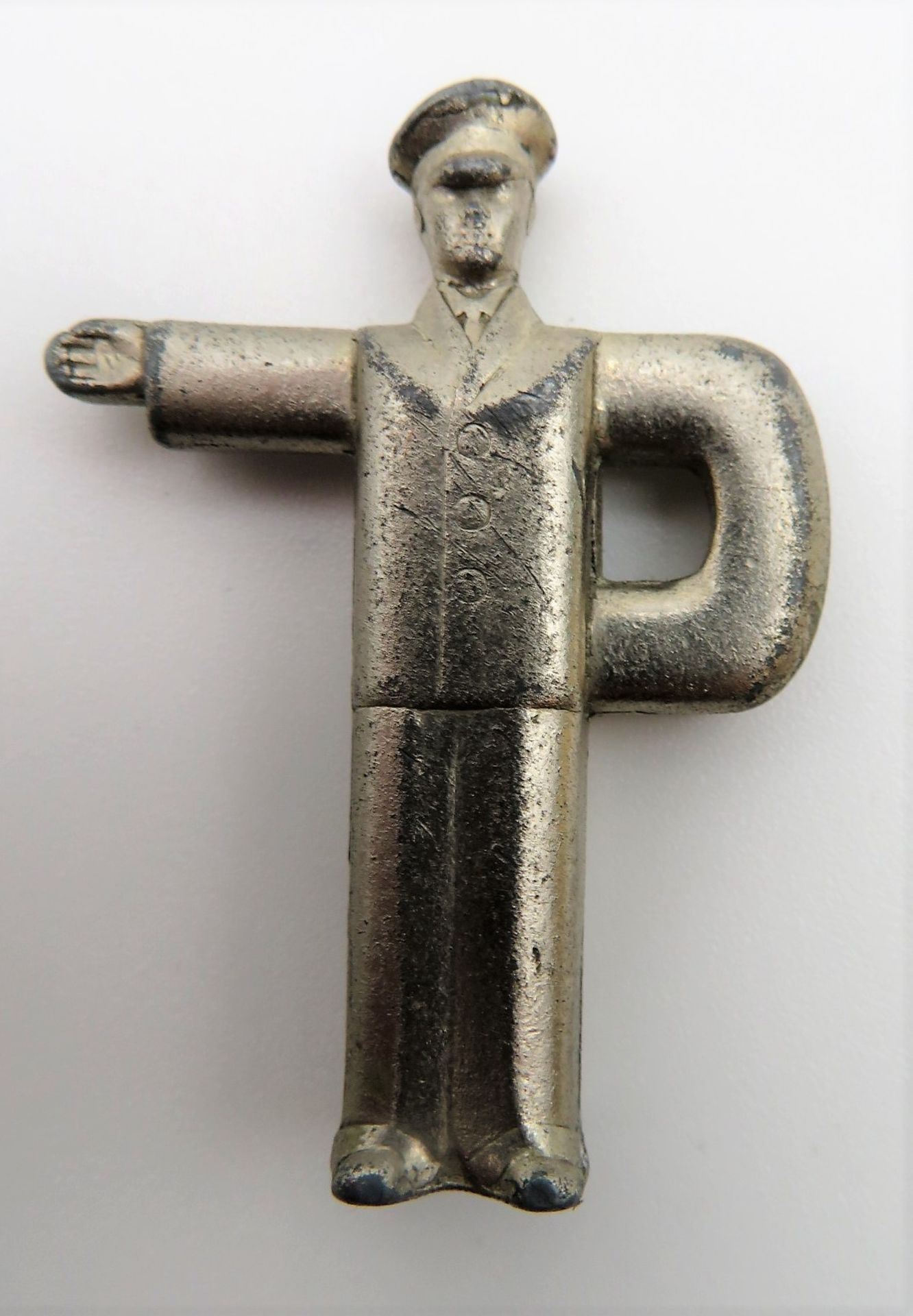 Alte Prämeta Figur, Verkehrspolizist, Modellautoaufzugsschlüssel, Zink, 4 x 3 cm.