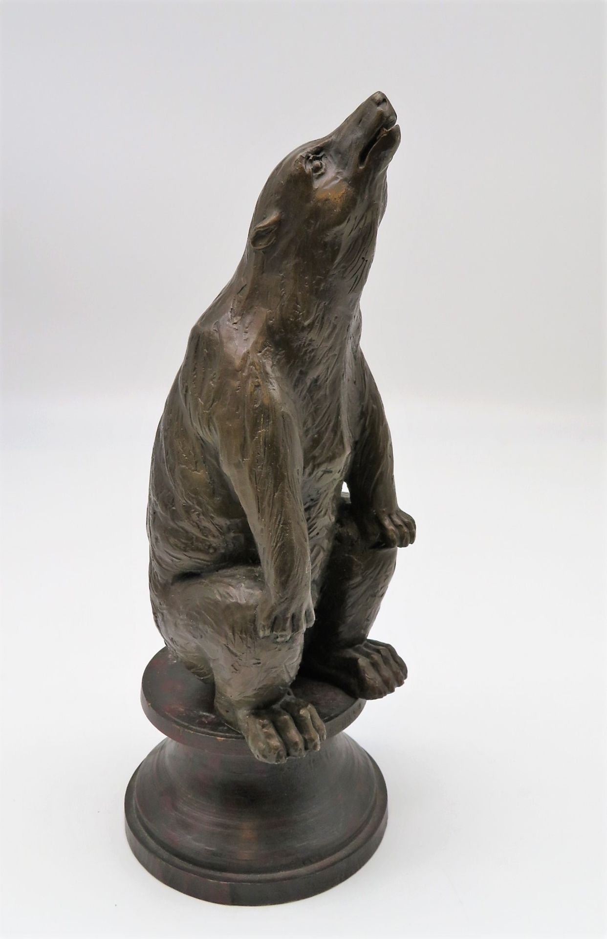 Unbekannter Bildhauer, Sich aufrichtender Bär, Bronze, Holzsockel, h 27,5 cm, d 8,5 cm.