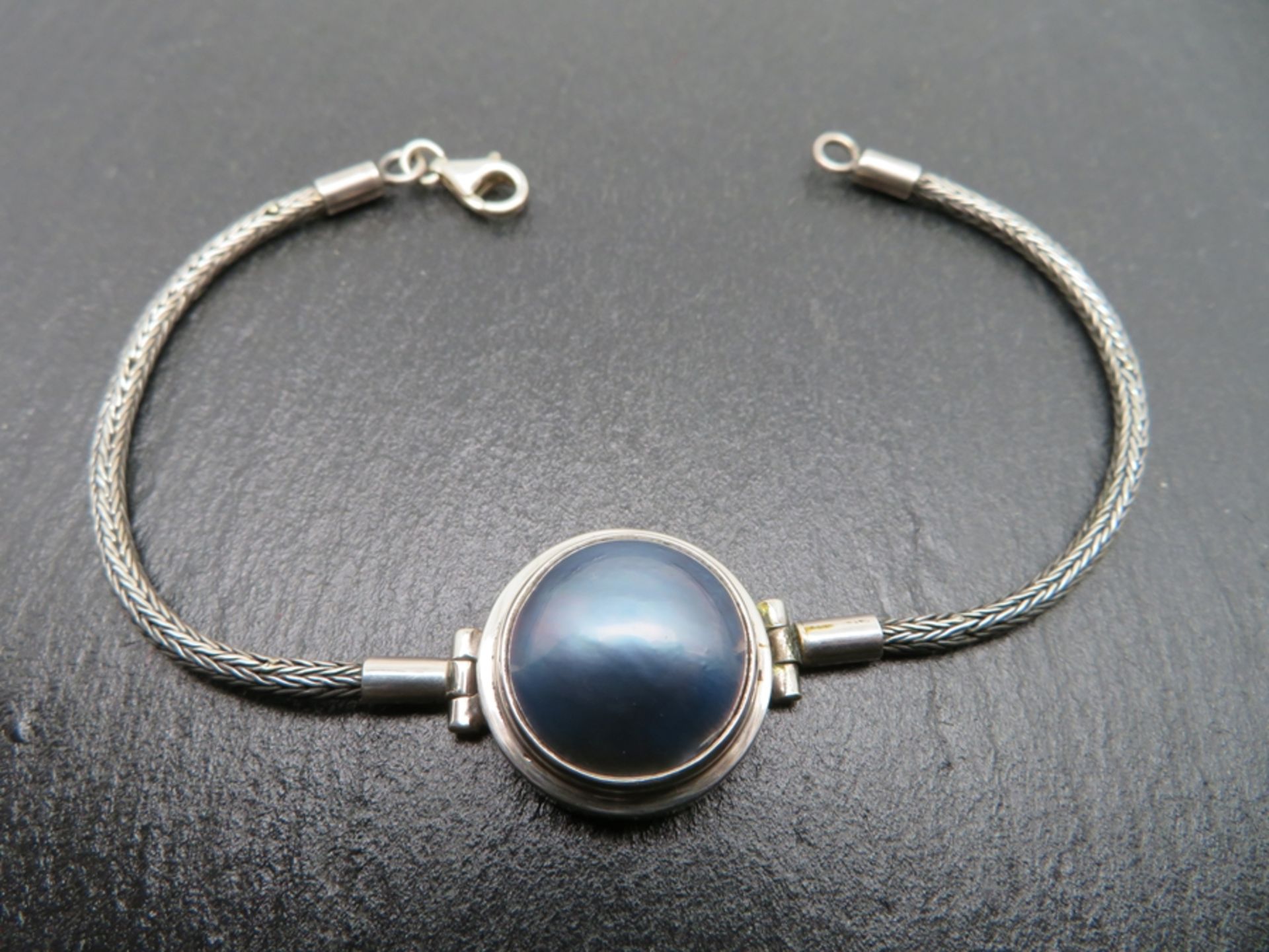 Elegantes Armband, Mabé-Perle, light blue, Silber 925/000, gepunzt, 10,49 g, l 18,4 cm, b 1,9 cm.