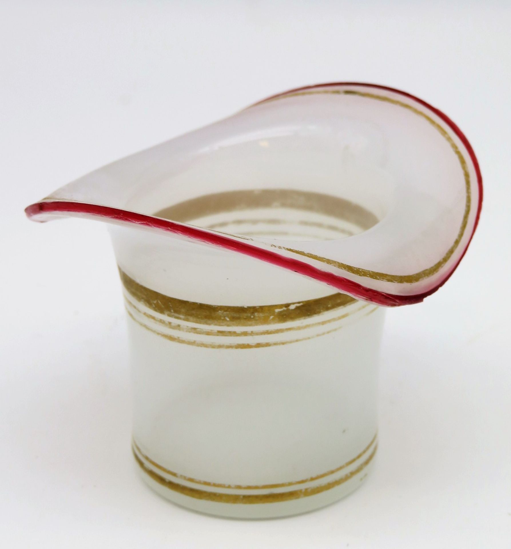 Vase, Biedermeier, Mitte 19. Jahrhundert, Zylinderform, opakes Glas, Goldrand, Chip, h 5,5 cm, d 6,