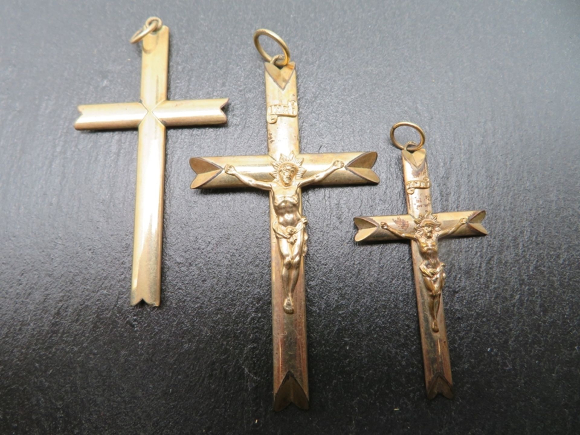 3 Kreuz-Anhänger, um 1900, vergoldet, ca. h 6 cm.