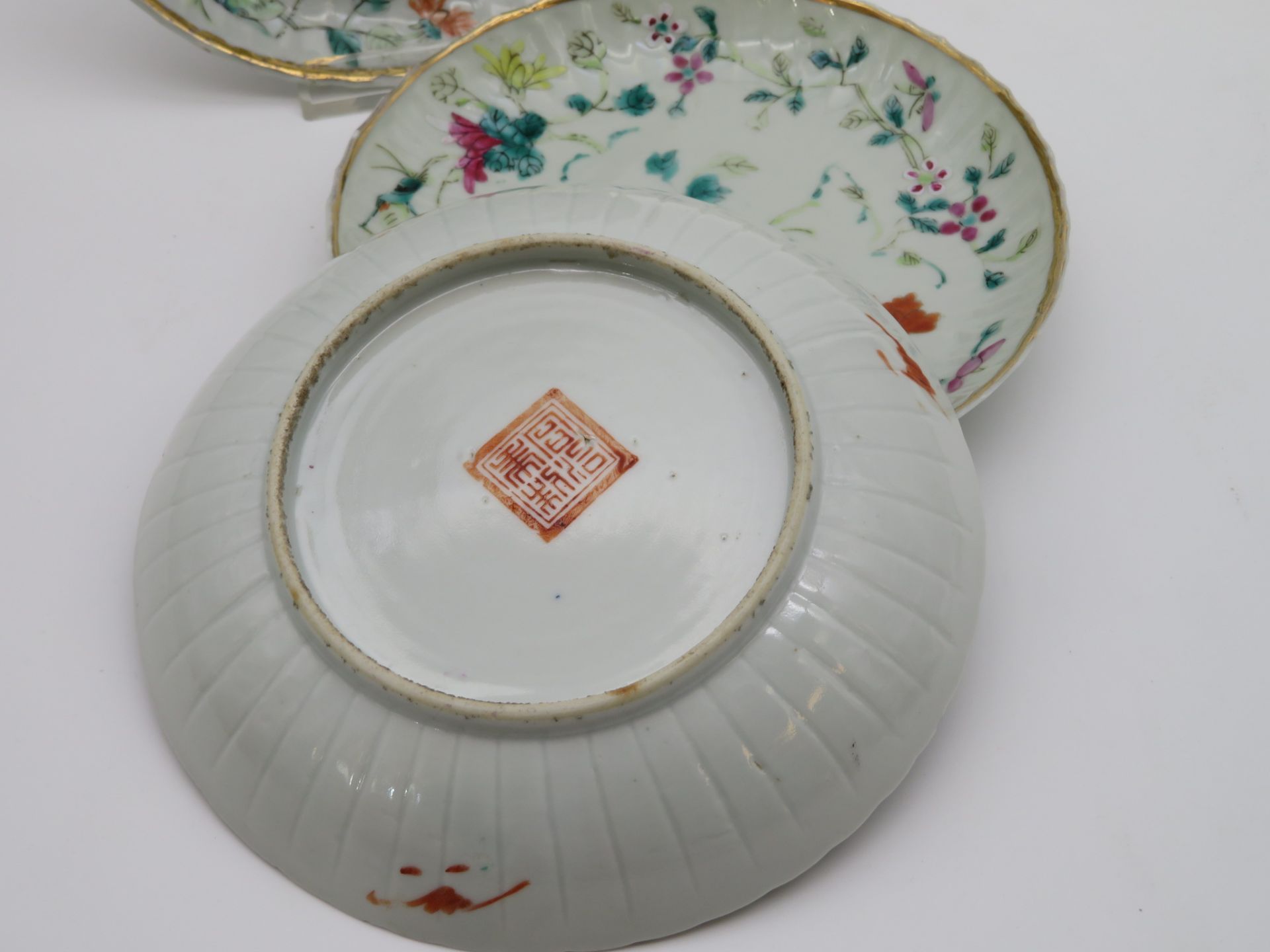 3 Teller, China, antik, Weißporzellan mit polychromer Bemalung, rote Stempelmarke, Chips, h 3 cm, d - Bild 2 aus 2