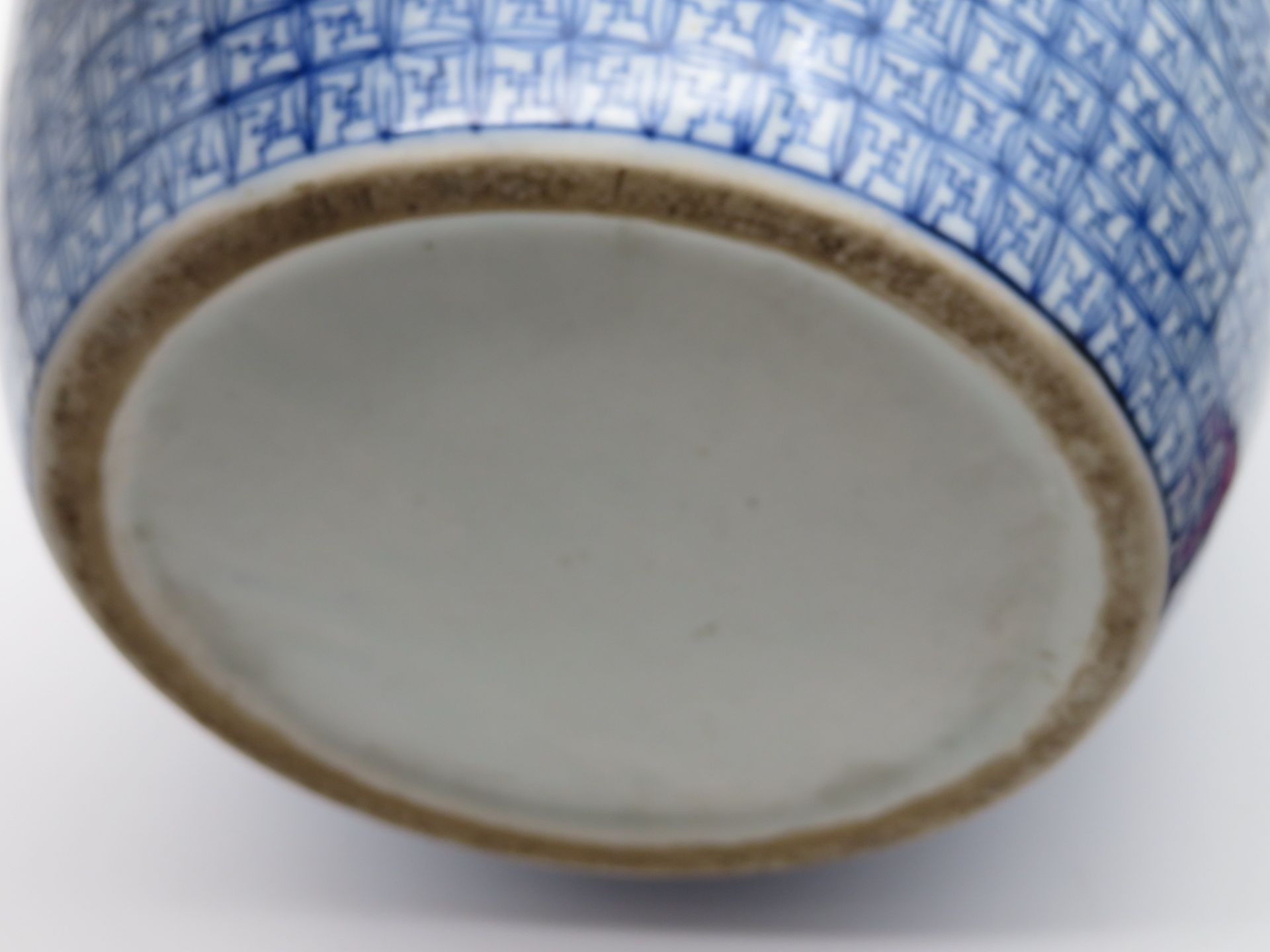 Deckelvase, China, Weißporzellan mit blauer Bemalung von Palastszenen, h 33 cm, d 22 cm. - Bild 2 aus 2
