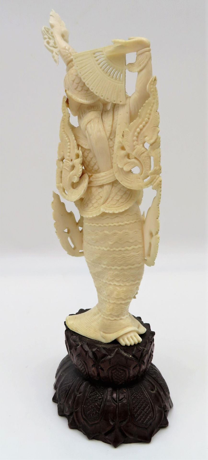 Tänzerin, Indonesien, Bein fein geschnitzt, besch., geschnitzter Holzsockel, h 22 cm, d 8 cm. - Bild 2 aus 2