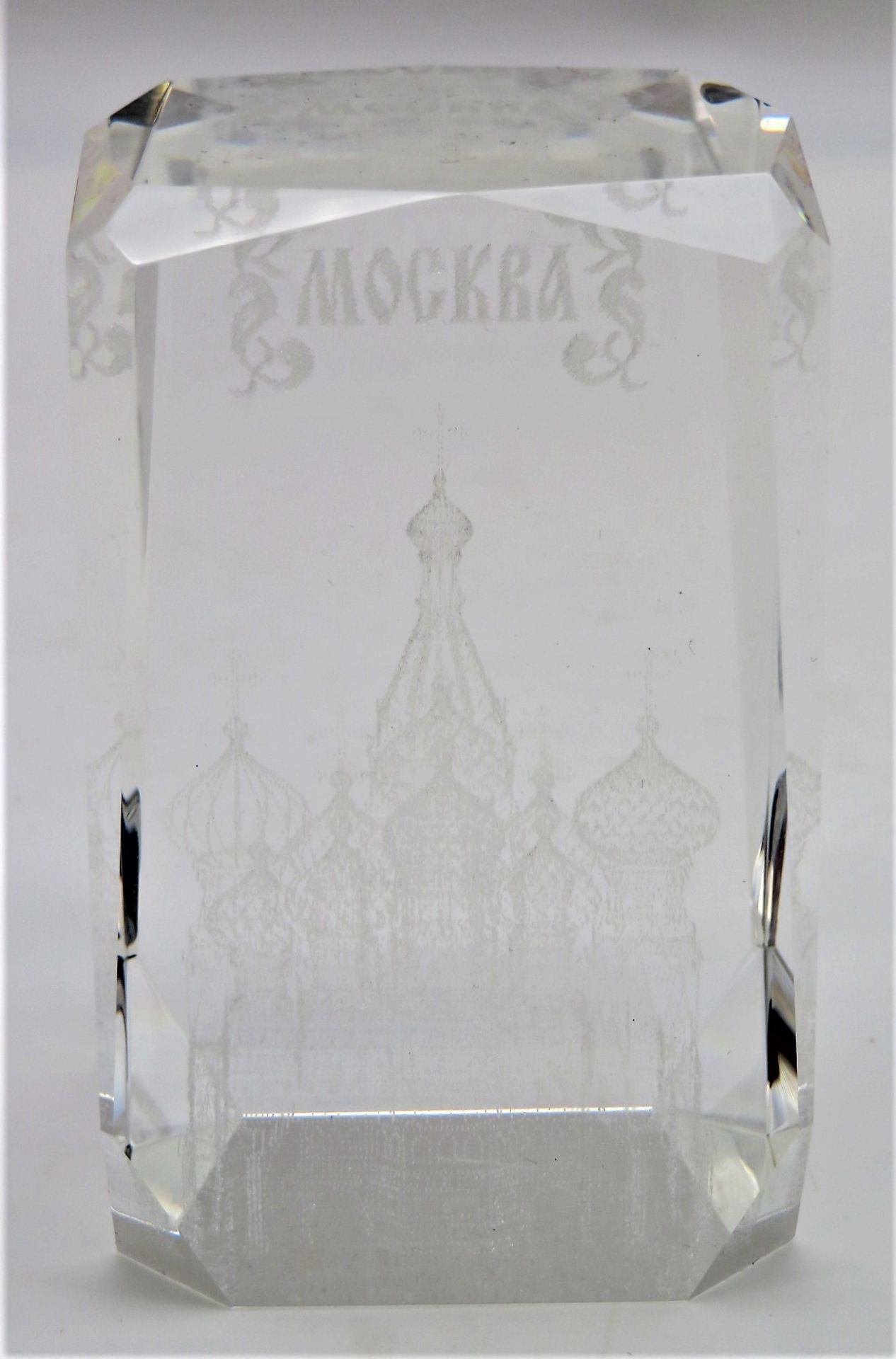 Briefbeschwerer, farbloses Glas mit Abbildung der Moskauer Basilius Kathedrale, 8 x 5 x 5 cm.