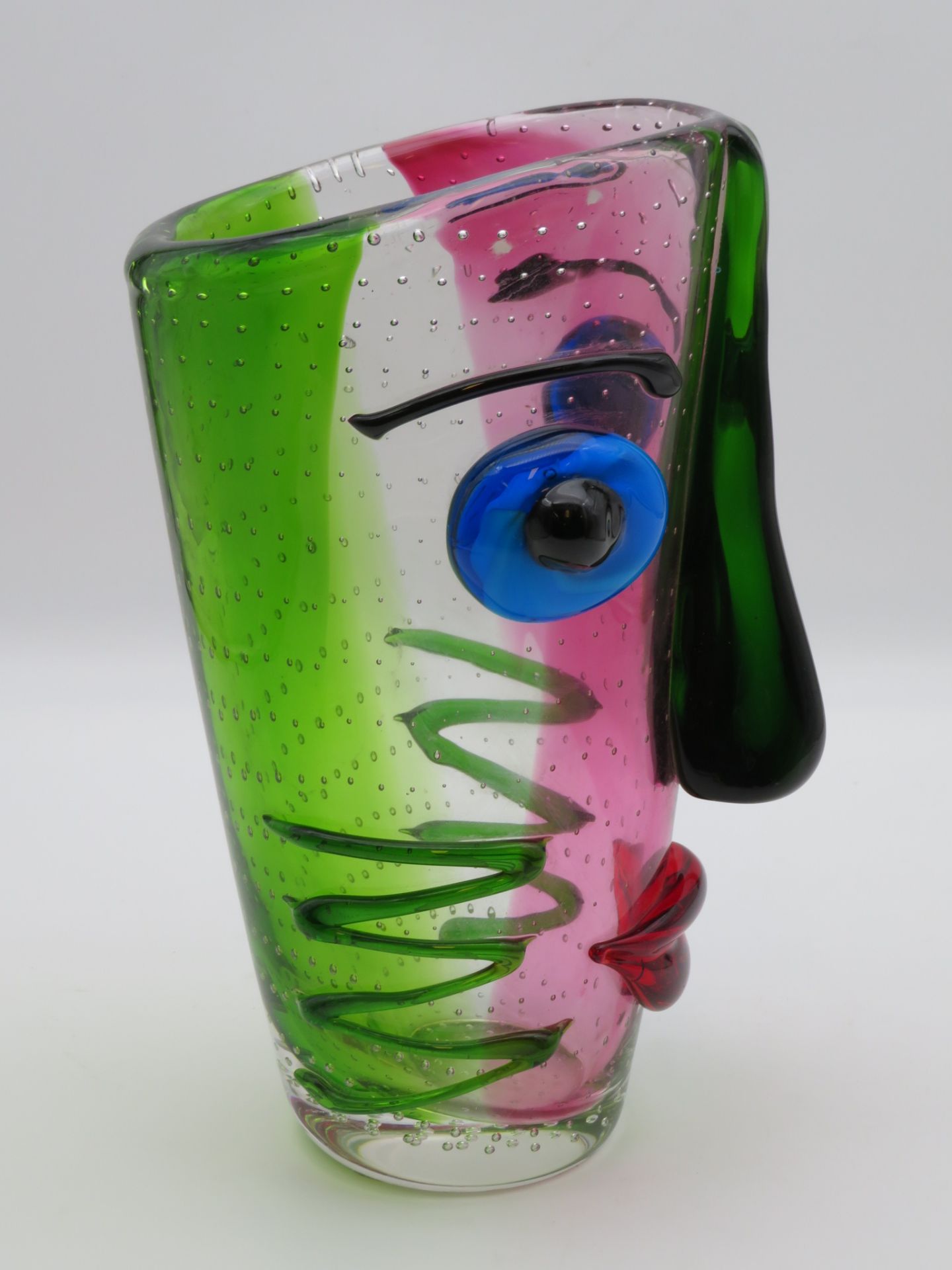 Designer Vase in Form eines Gesichts, wohl Italien, Murano, farbiges Glas mit eingeschmolzenen Luft - Image 2 of 2