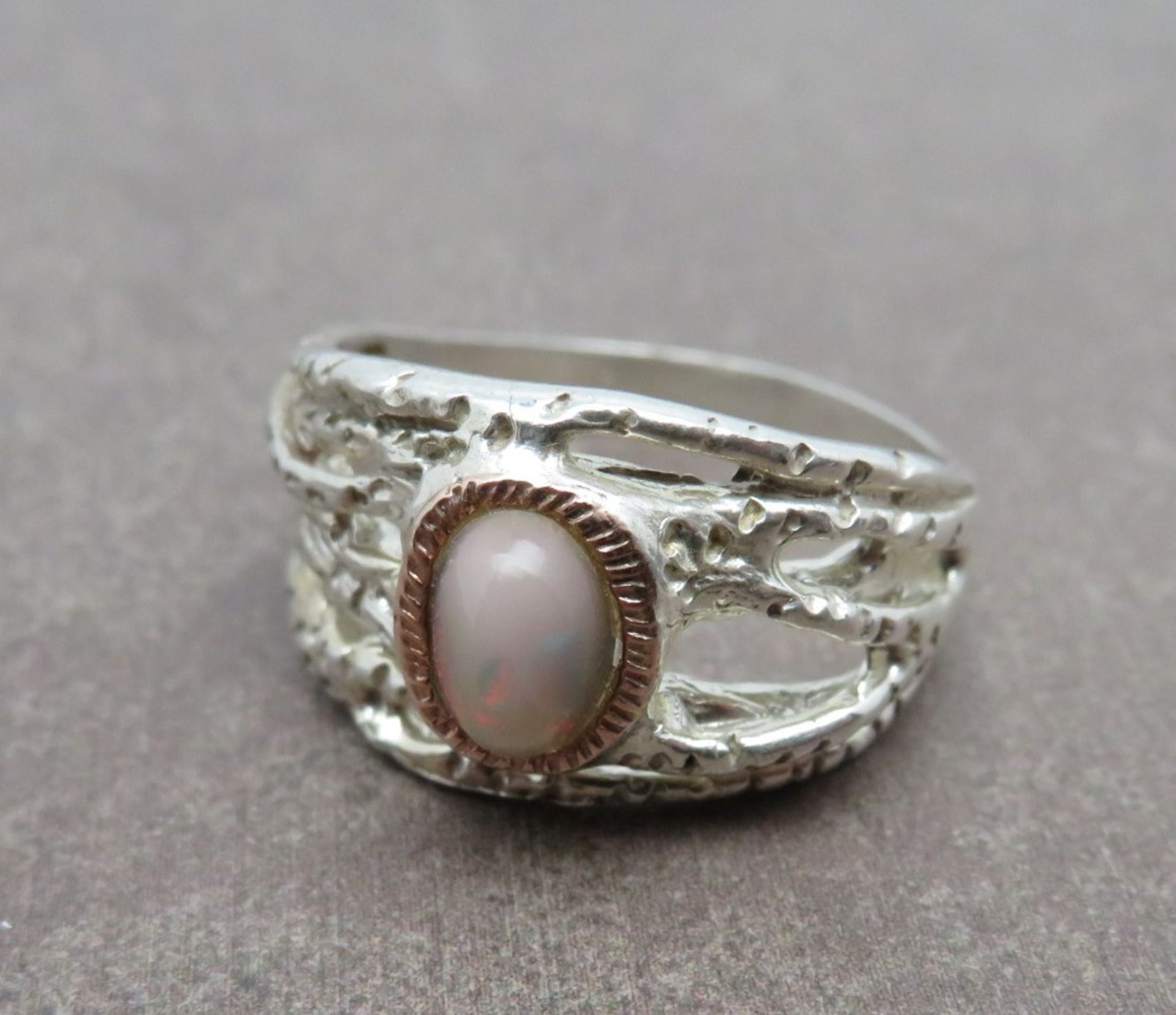Eleganter Design Ring, mittig besetzt mit schwarzem Opal-Cabochon, Sterlingsilber 925/000, gepunzt,