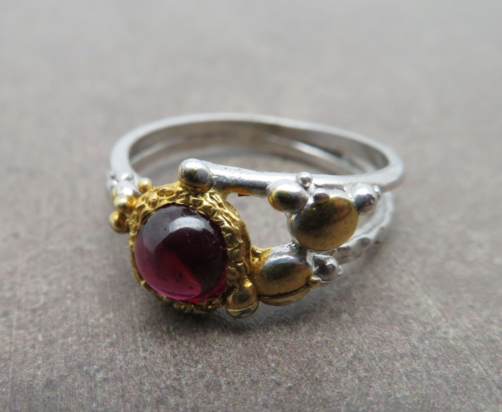 Zarter Design Ring mit Rhodolit-Cabochons, durchbrochen gearbeitete Ringfassung,. Silber 925/000, g