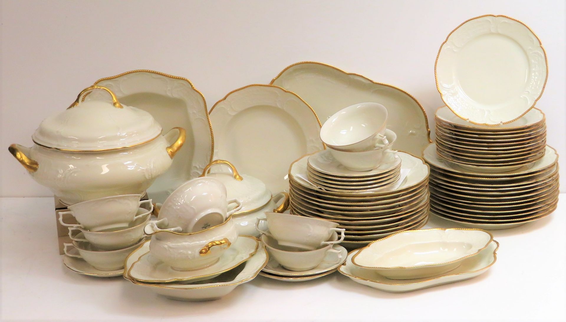 52 teiliges Service, Rosenthal, Modell Sanssouci, crèmefarbenes Reliefporzellan, Goldrand, bestehen