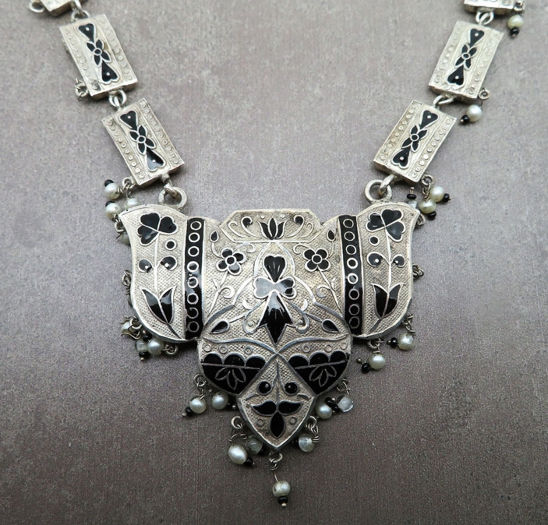 Collier, Silber mit feiner schwarzer Emaillierung, Saatperlenbesatz, 39 g, Mittelstück 5 x 6 cm, l 