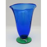 Design Vase, Schweden, Orrefors, blaue Kuppa auf grünem Standfuss, sign., h 19 cm, d 15 cm.